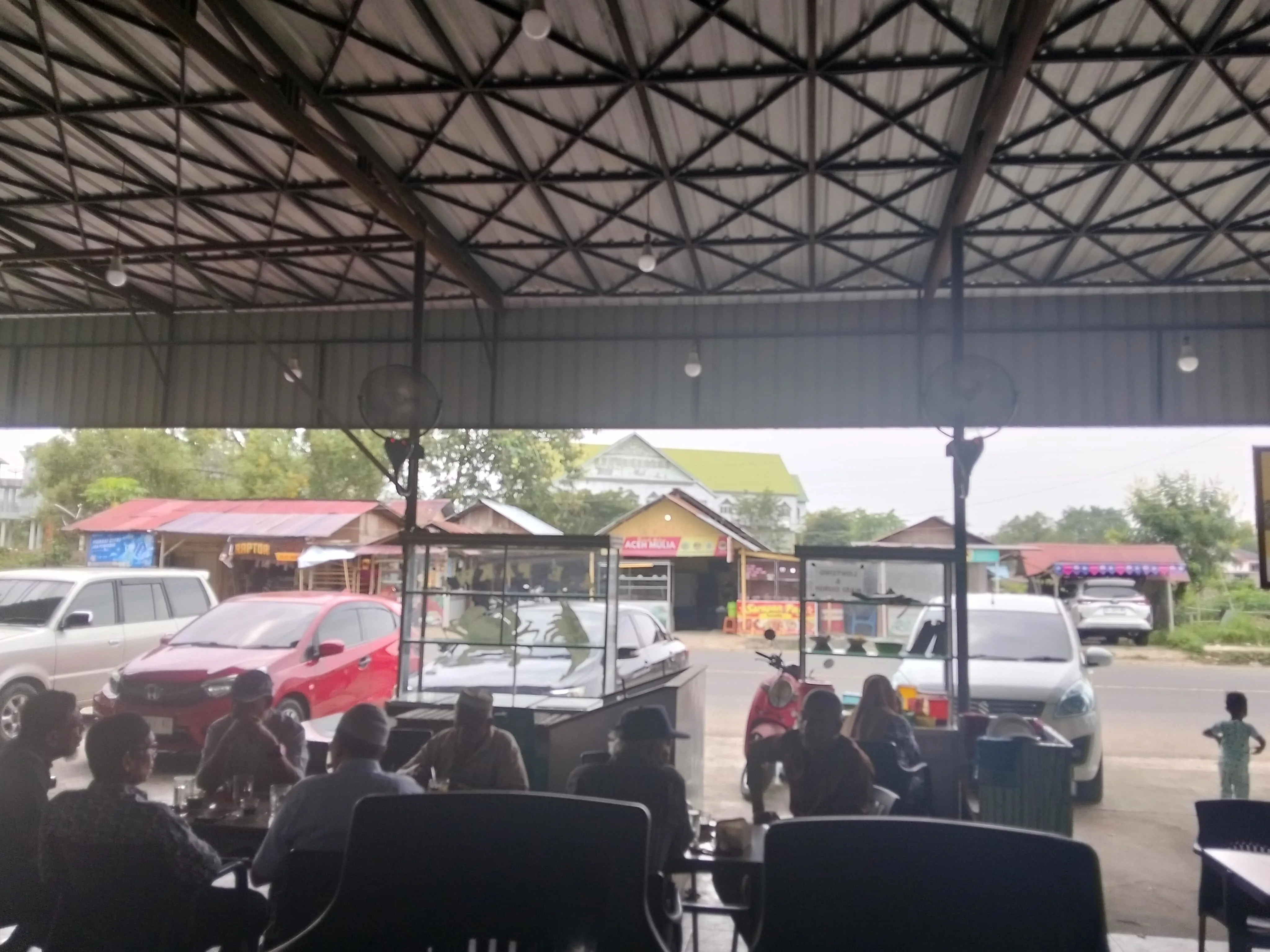 Secangkir Kopi dan Khotbah Bisu di Jalan Elak