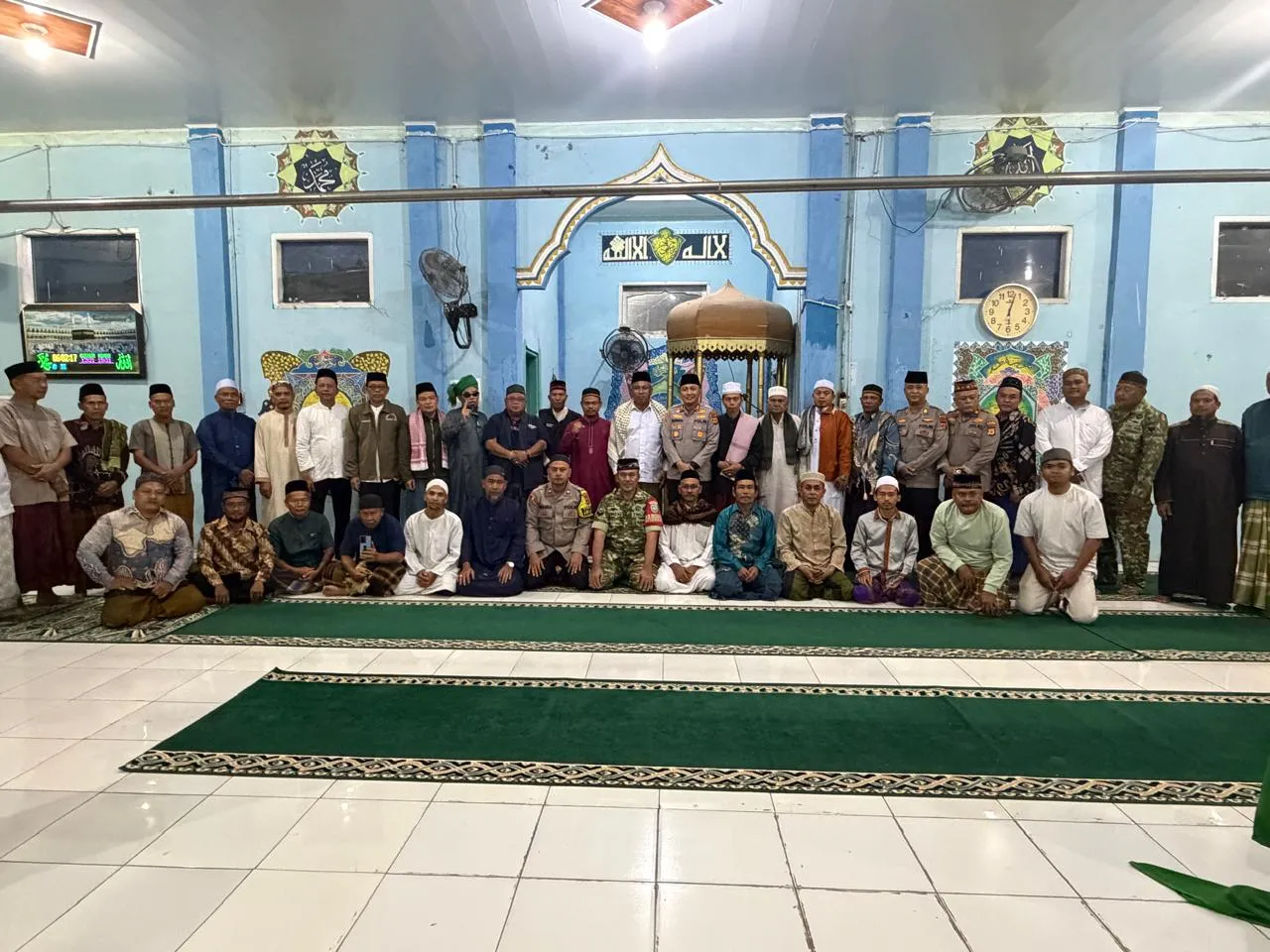 Dekat dengan Warga, Kapolres Agara Safari Subuh dan Gelar Jumat Curhat
