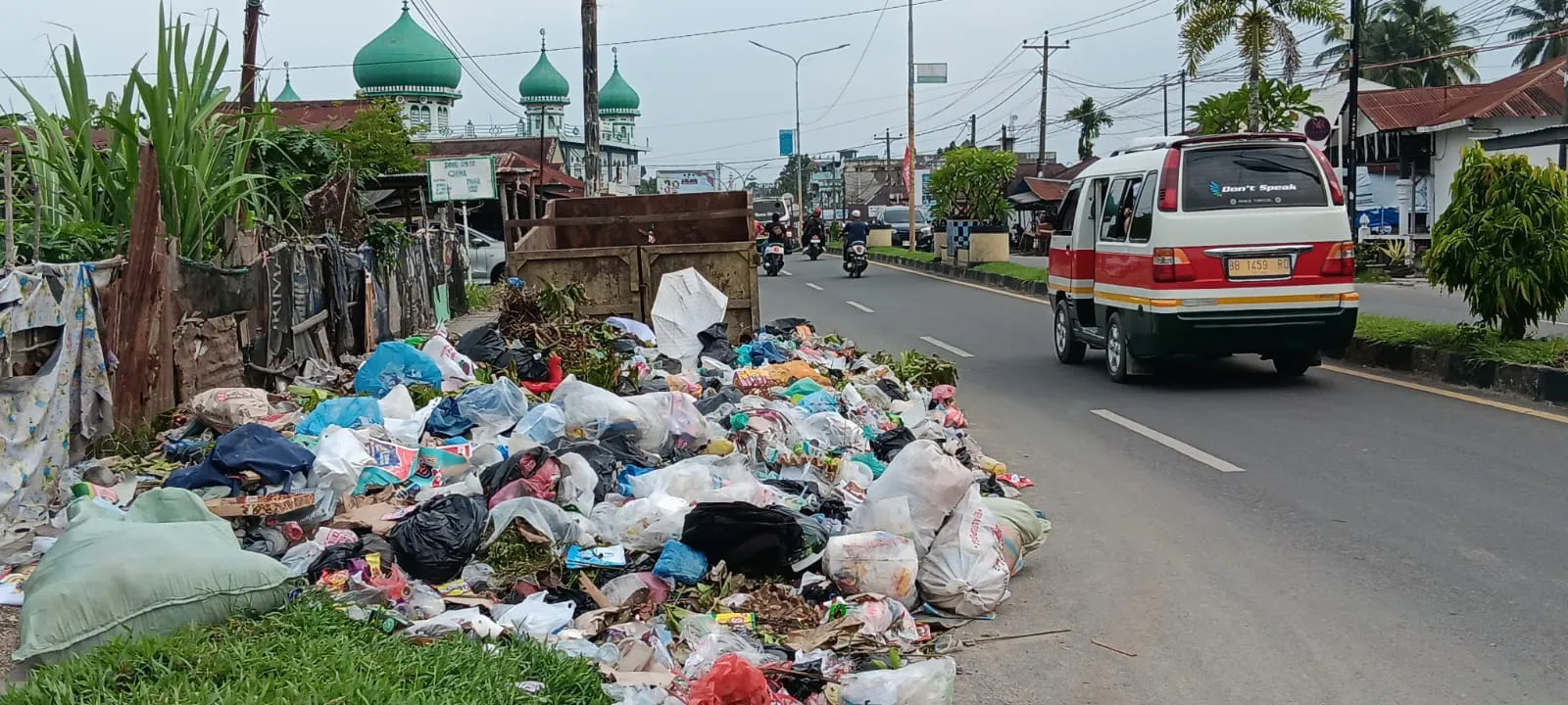 Tumpukan Sampah di Jalan Nasional Panyabungan Dikecam