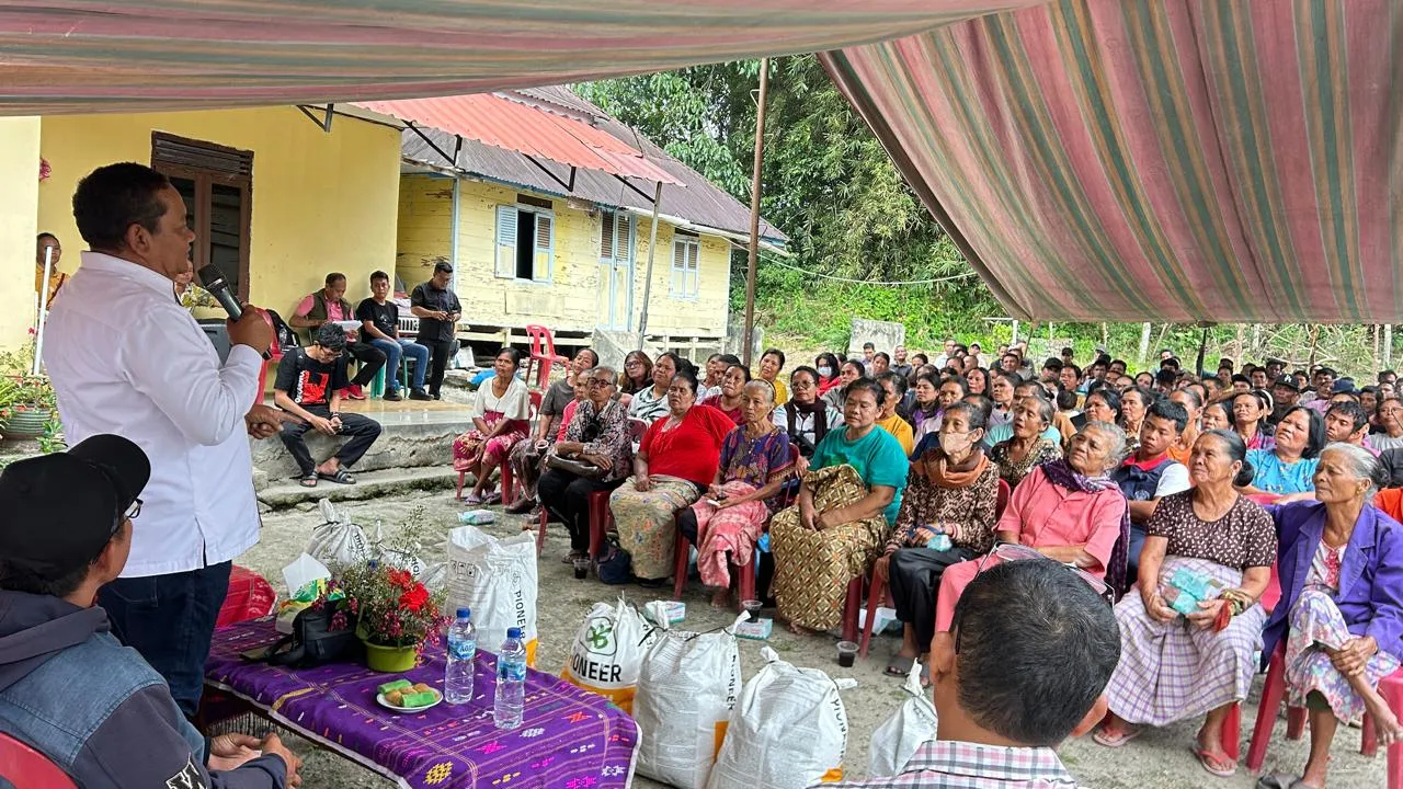 Rapidin Simbolon Serahkan Benih Jagung kepada 170 Kepala Keluarga Petani Urat Samosir