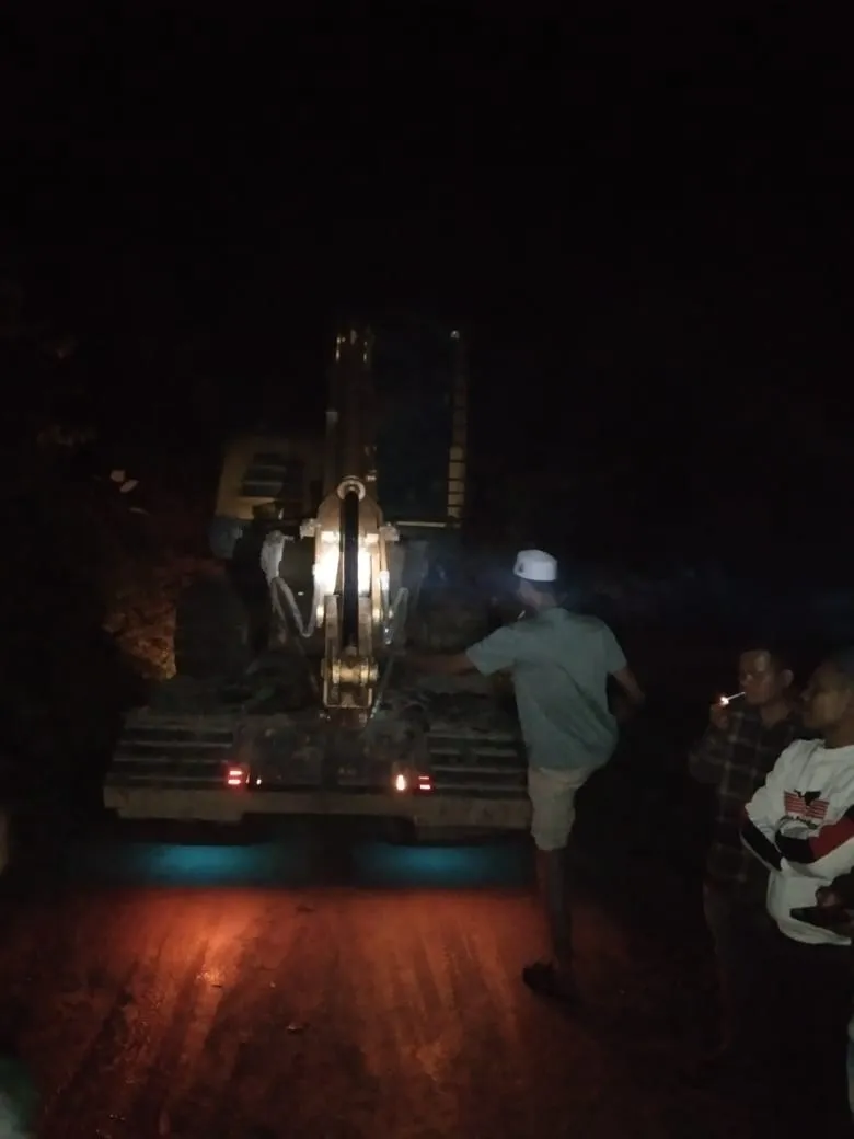 Warga Hadang Ekskavator Masuk Lokasi PETI, Kades Tambangan Pasoman: Jangan Ada Lagi Alat Berat Masuk