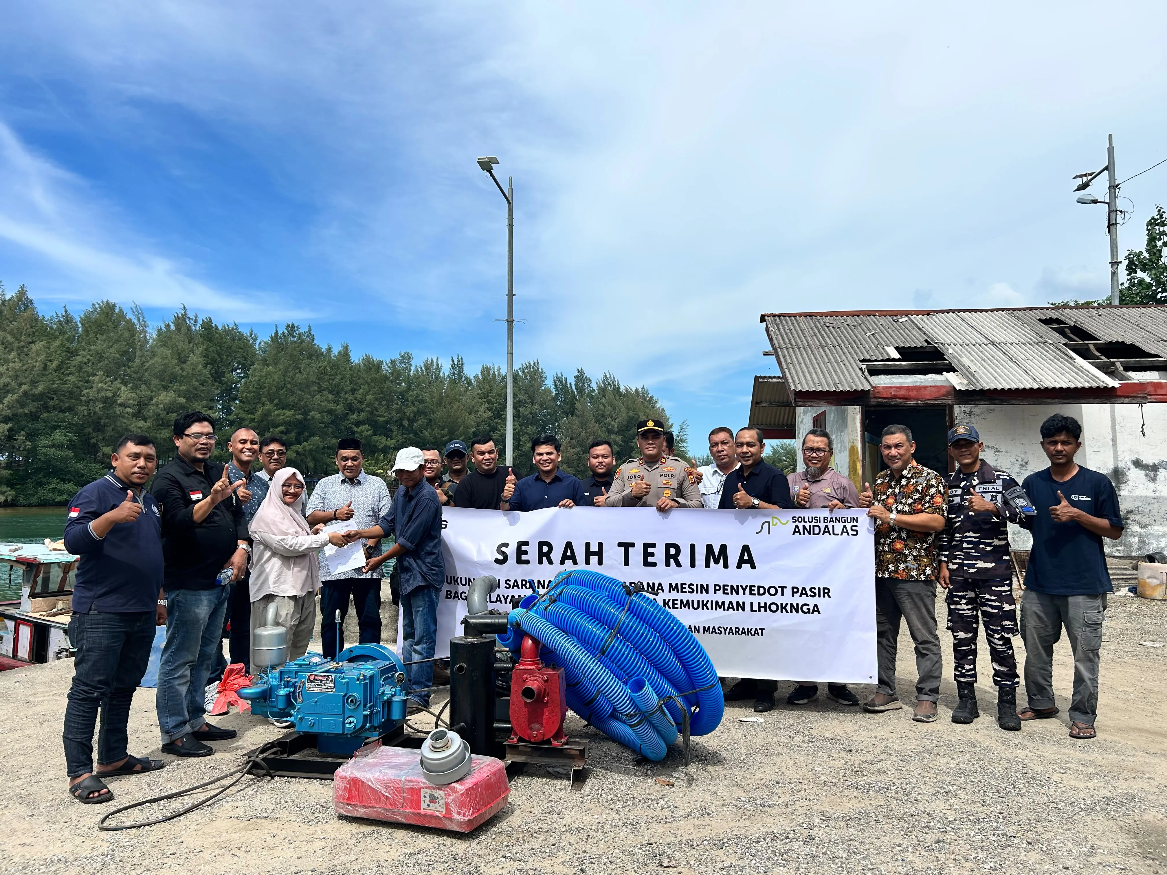PT SBA Serahkan Mesin Penyedot Pasir untuk Nelayan Lhok Krueng Raba Lhoknga