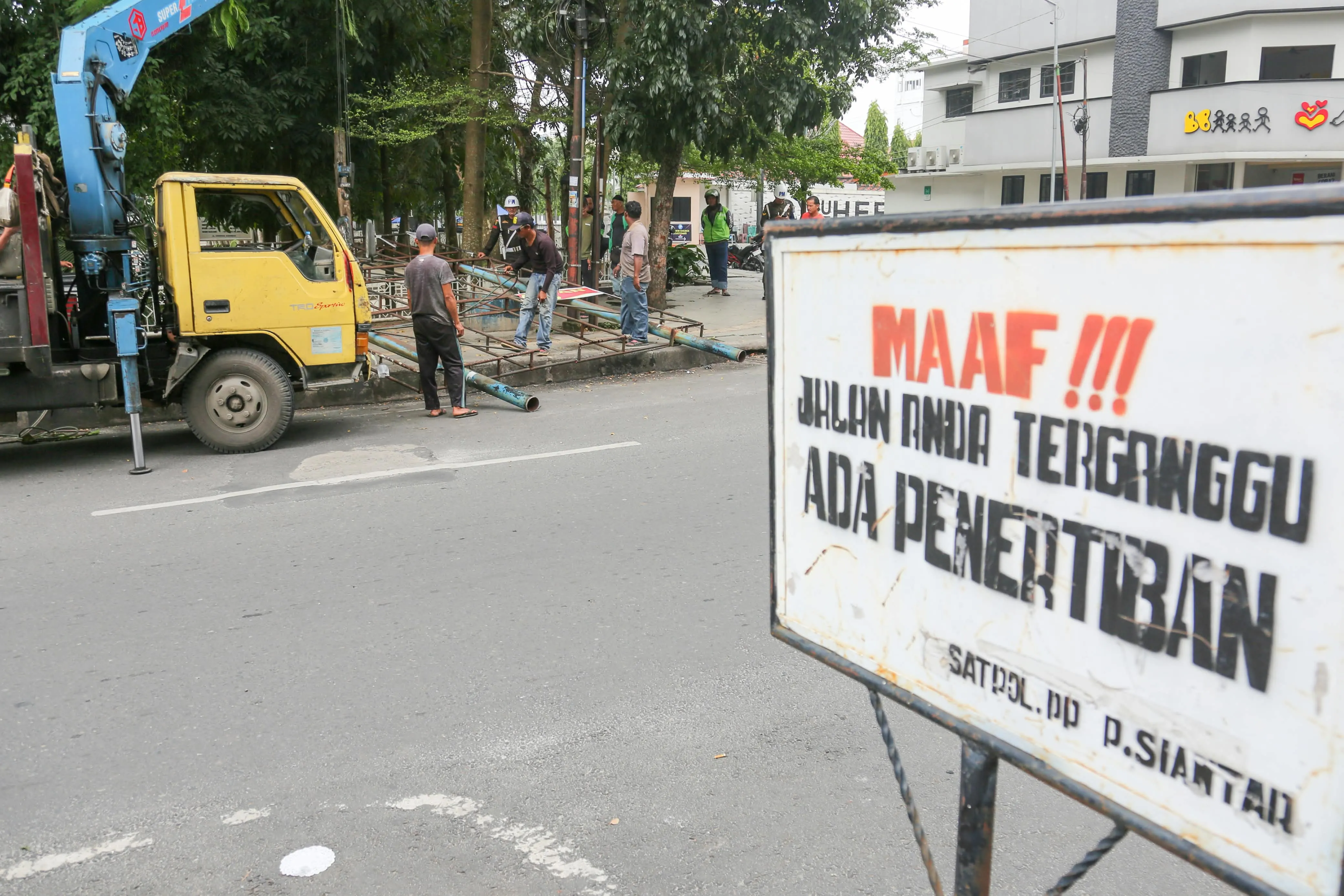 Satpol PP Pematangsiantar Bongkar Dua Papan Reklame Tidak Miliki Izin