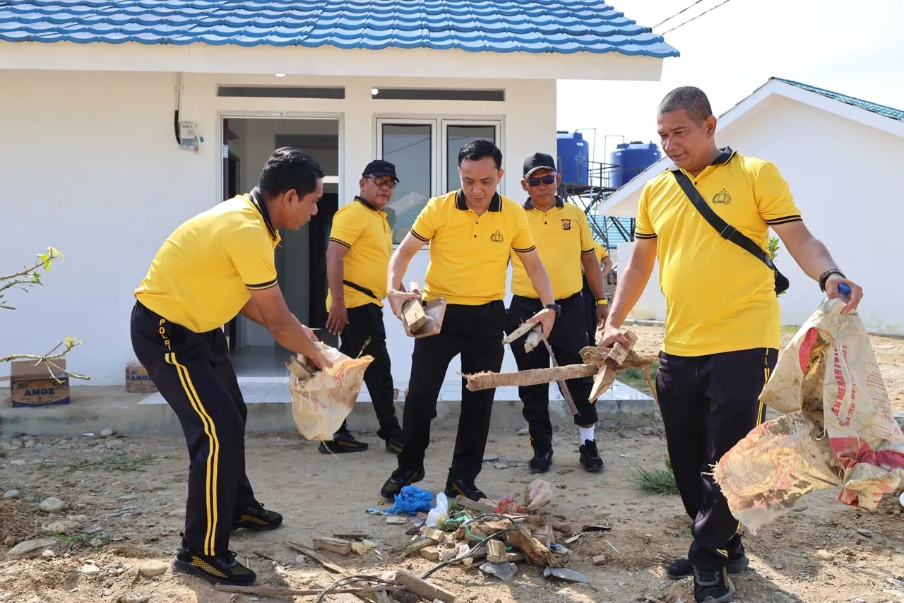 Wujudkan Lingkungan Sehat dan Nyaman: Kapolres Aceh Tamiang Pimpin Jumat Bersih di Huntap Polri