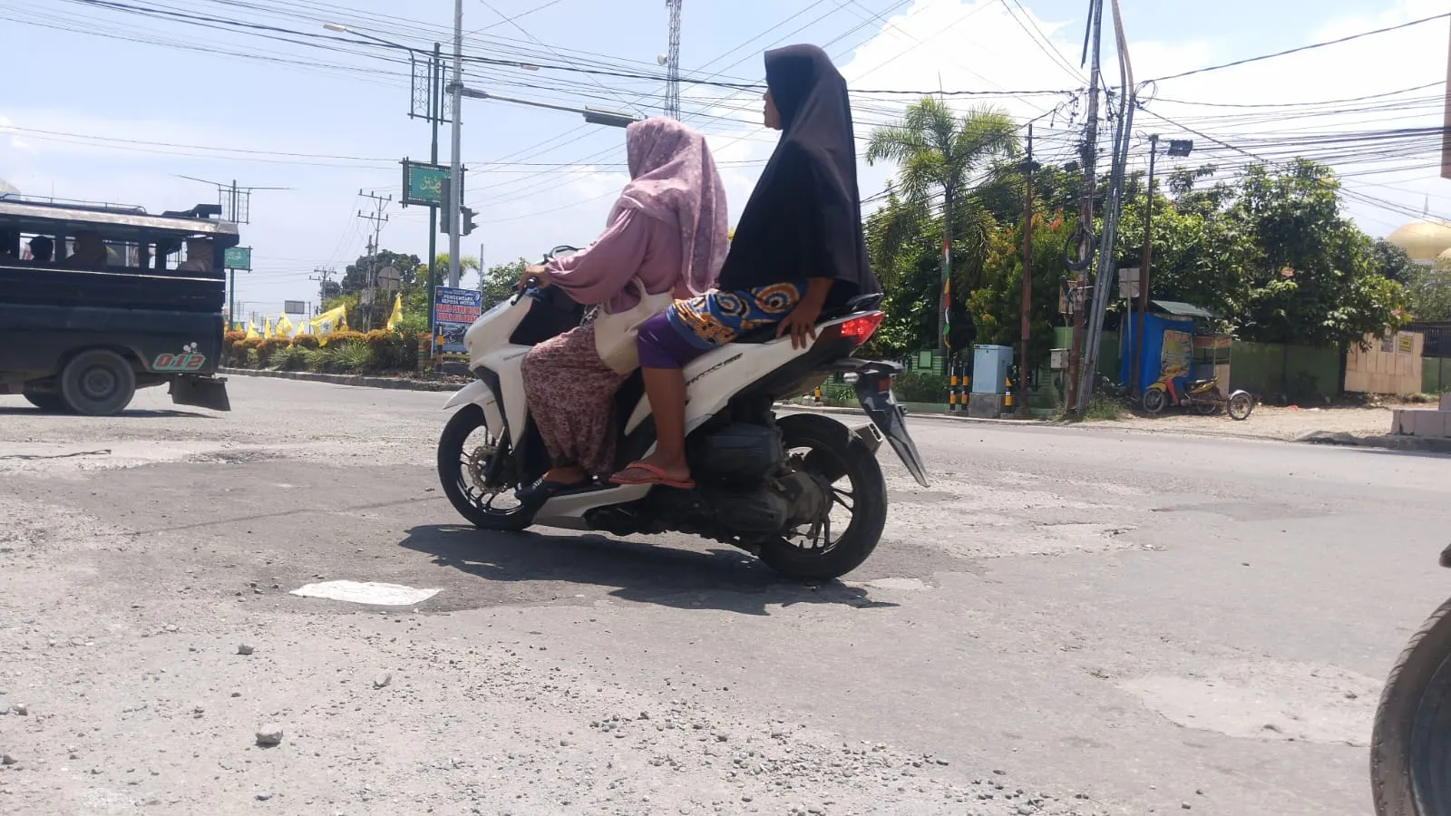 Patching Jalan Nasional di Lampu Merah Kutacane Bergelombang, Rawan Kecelakaan