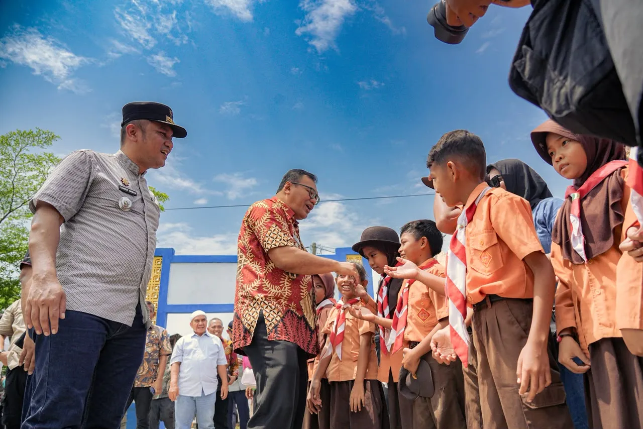 Tinjau Rehabilitasi SDN 108076 Tanjung Selamat, Asri Ludin Tambunan Disambut Antusias Siswa