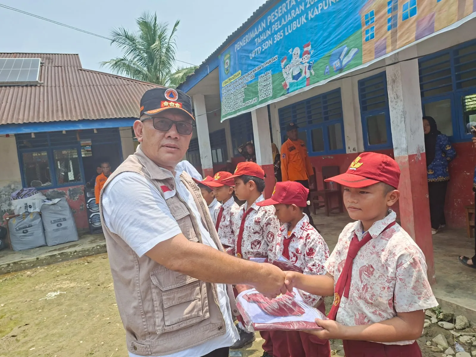 BPBD Madina Salurkan Bantuan Siswa Terdampak Bencana Hidrometeorologi di Wilayah Siulang-aling