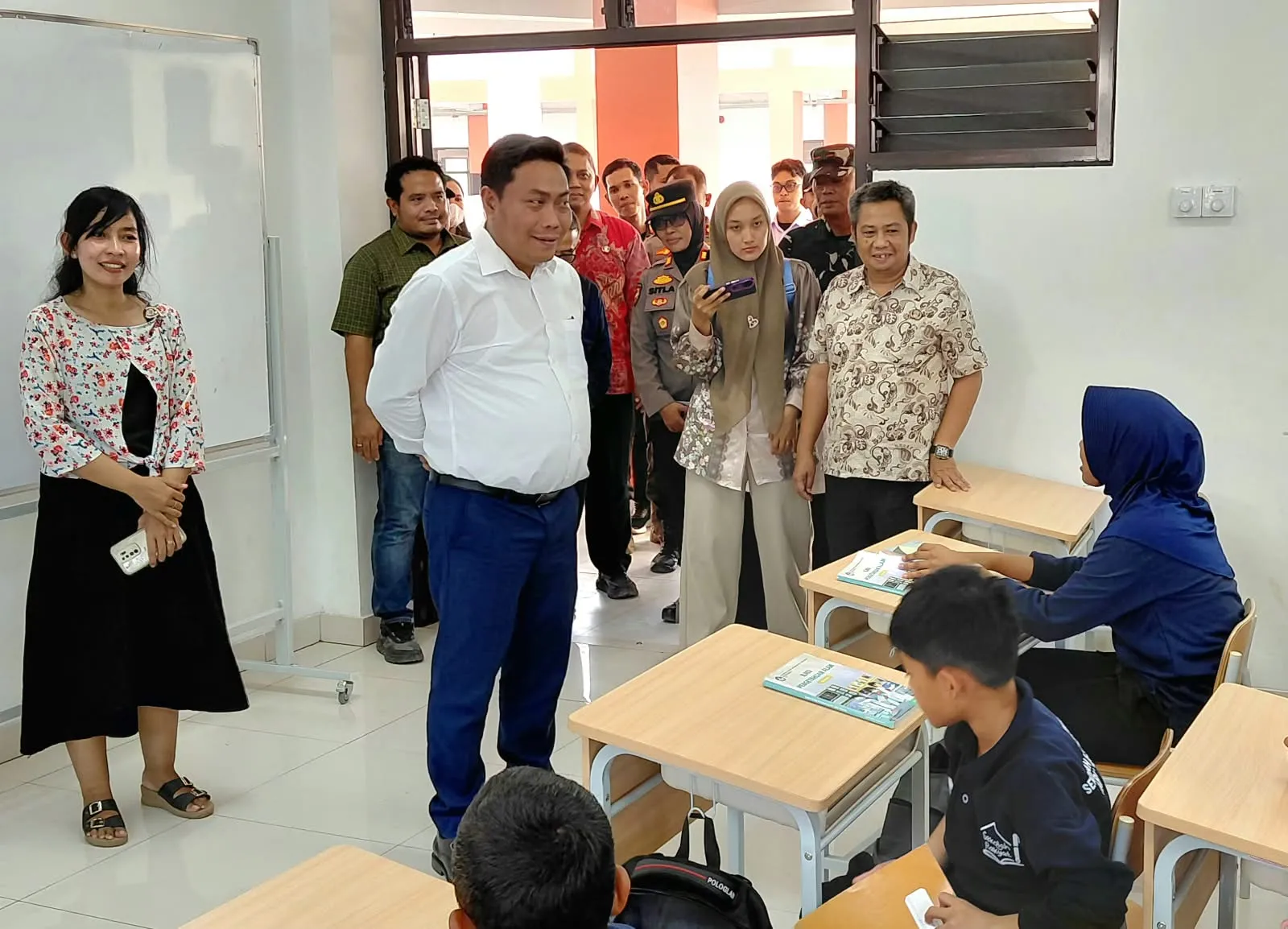 Tinjau Sekolah Rakyat, Lom Lom Suwondo Tekankan Kualitas Pembelajaran dan Pendidikan Karakter