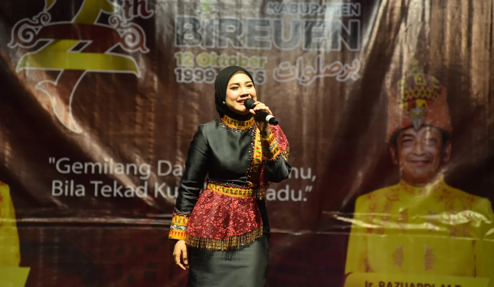 Cut Zuhra Pukau Ribuan Warga pada Malam Apresiasi Seni HUT ke-27 Bireuen