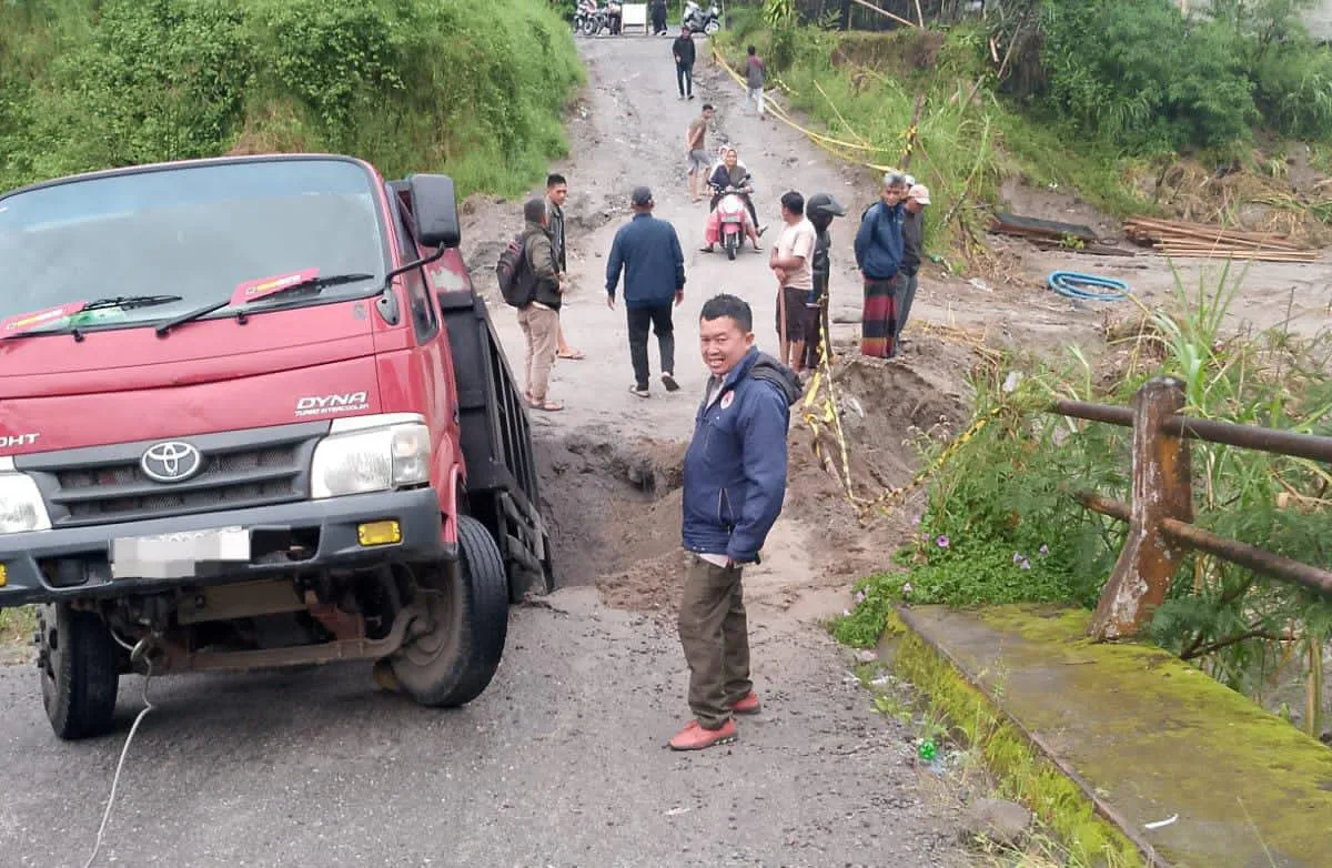 Jembatan Darurat Suka Ramai Kembali Putus, Dump Truk Terperosok