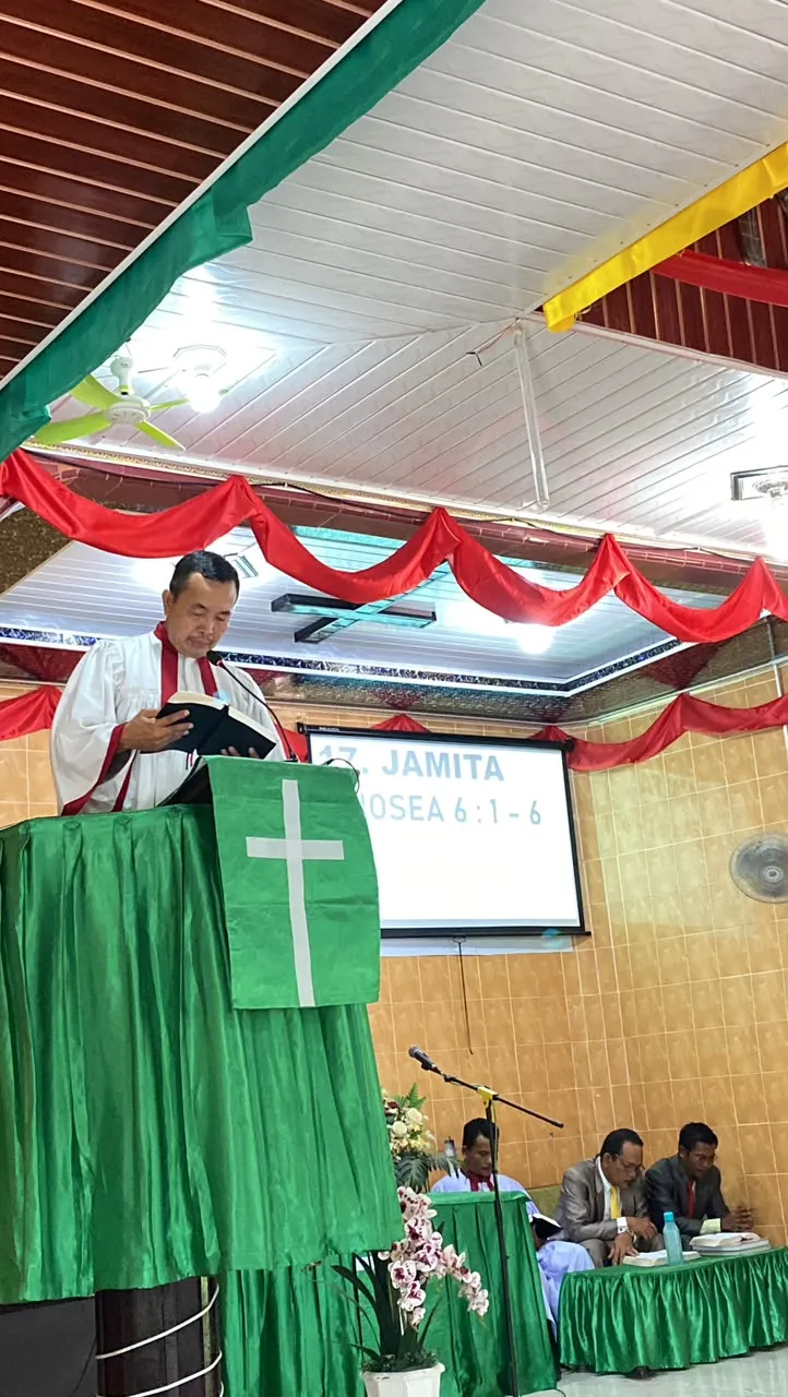 Waka Polsek Kutalimbaru Berikan Khutbah di Gereja HKBP Toba