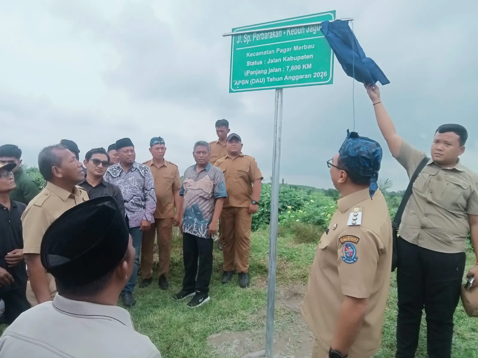 Bupati Asri Ludin Tambunan Resmikan Peningkatan Ruas Jalan Simpang Perbarakan–Kebun Jagung dan Purwodadi–Tanjung Garbus