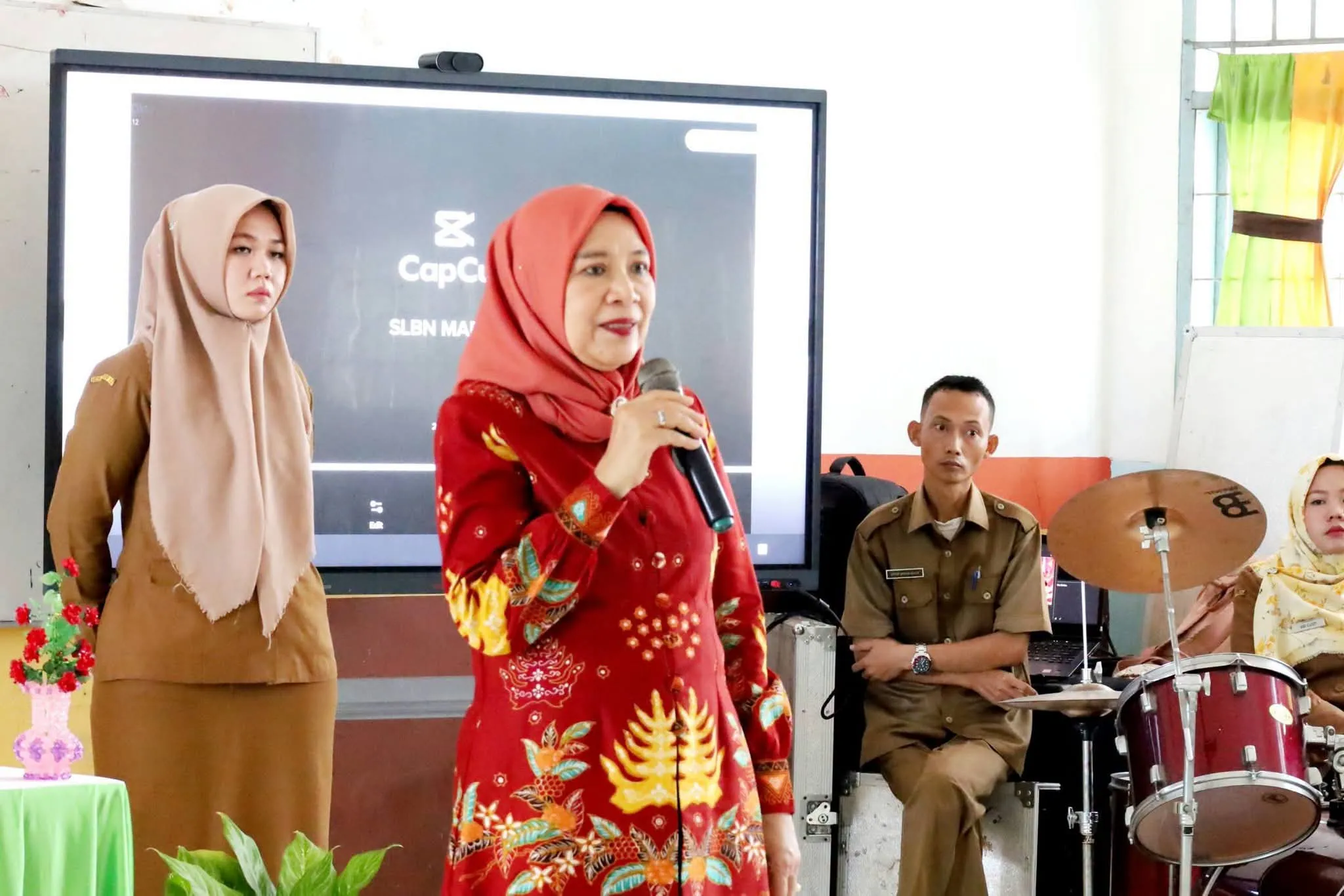 Ketua TP PKK Madina Serahkan Bantuan untuk Siswa SLBN