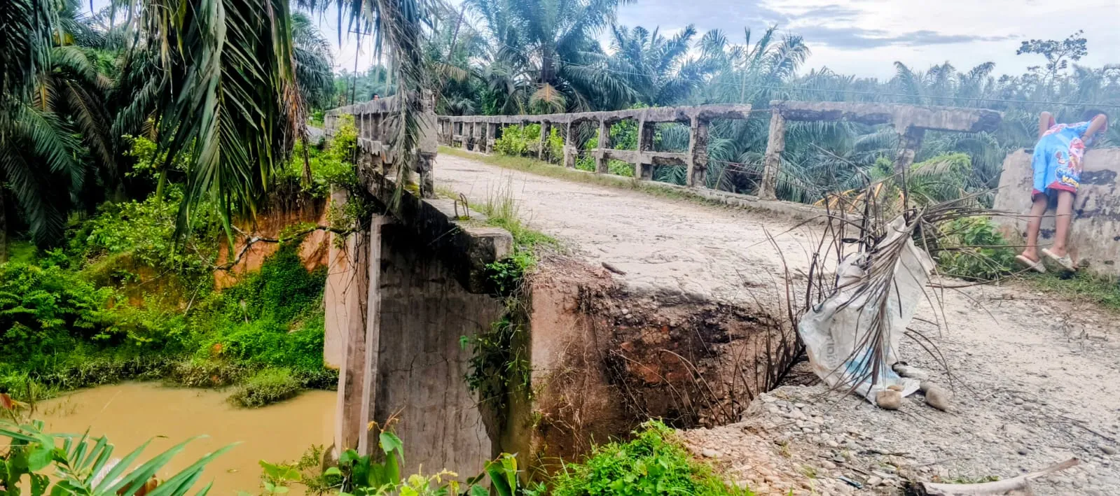 Lapisan Tanah di Ujung Jembatan Sei Meran Amblas, Kendaraan Roda Empat Tak Dapat Melintas