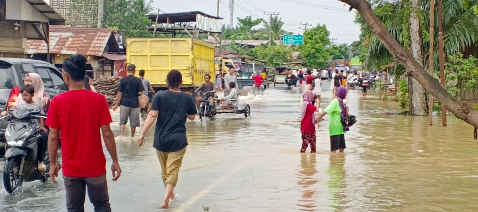 Arus Banjir Seberangi Jalan Nasional, Arus Transportasi Medan-Banda Aceh Masih Normal