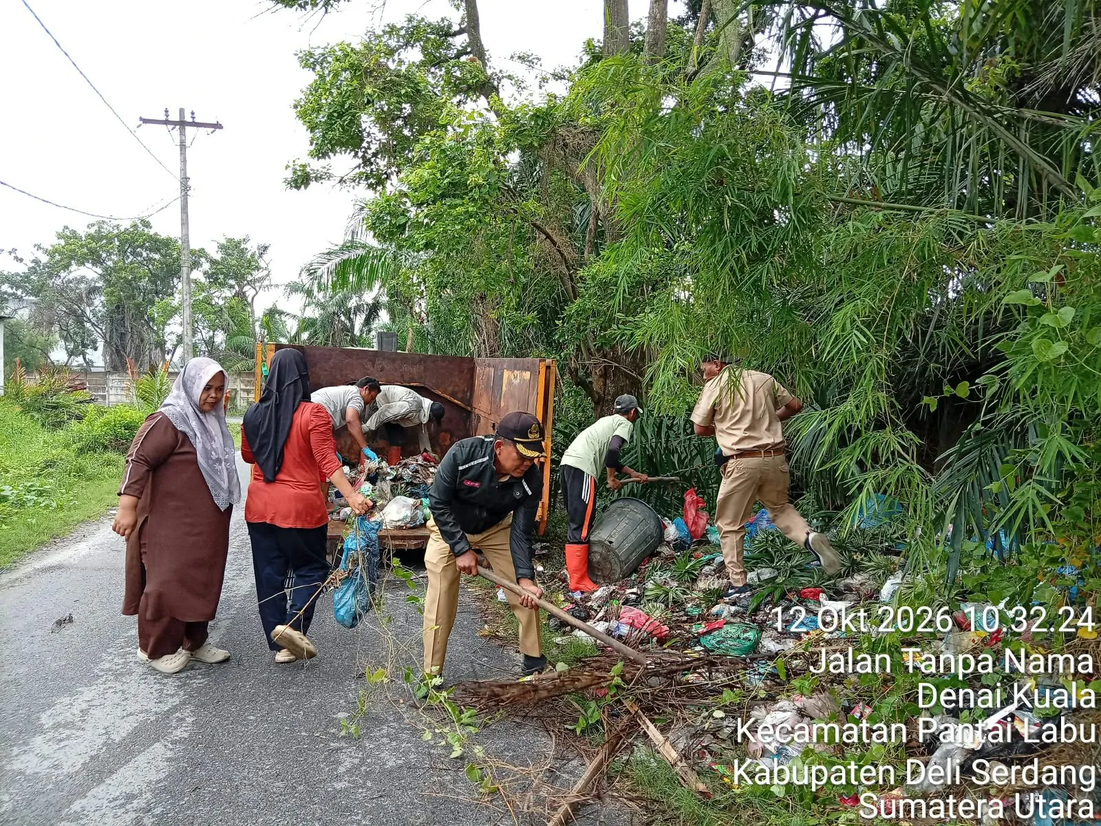 Camat Pantai Labu Gerak Cepat Angkut Tumpukan Sampah di Desa Denai Kuala
