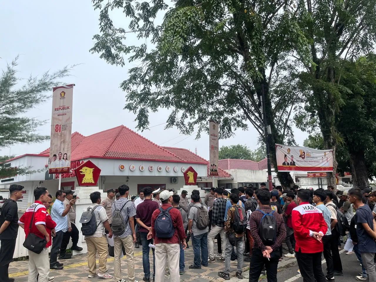 Minta Ketua DPRD Deliserdang Dievaluasi, Seratusan Massa Unjuk Rasa ke Kantor DPD Gerindra Sumut