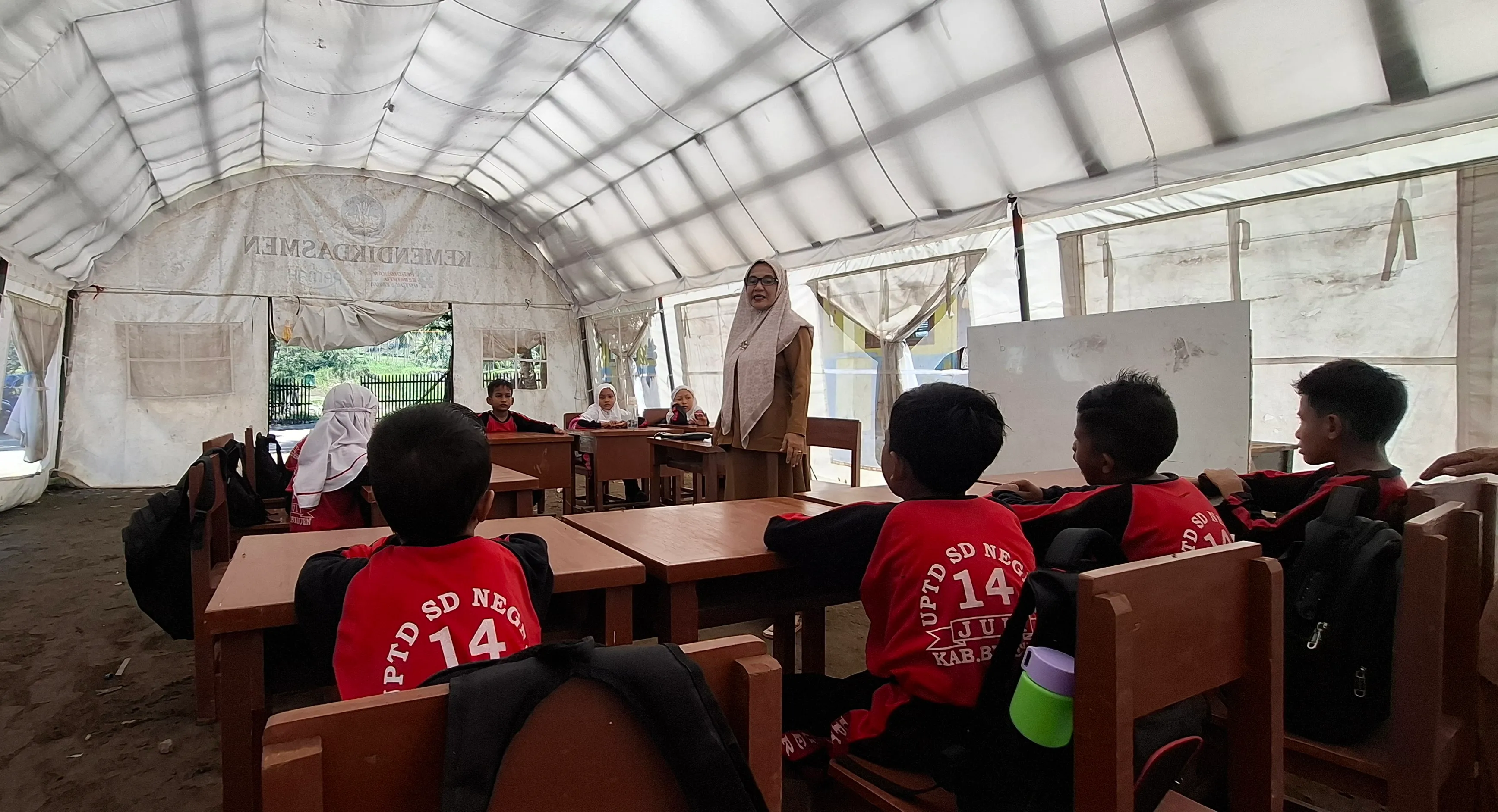 Pascabanjir 11 Bulan Belajar di Bawah Tenda, Murid SDN 14 Juli Bireuen Menanti Ruang Kelas Baru