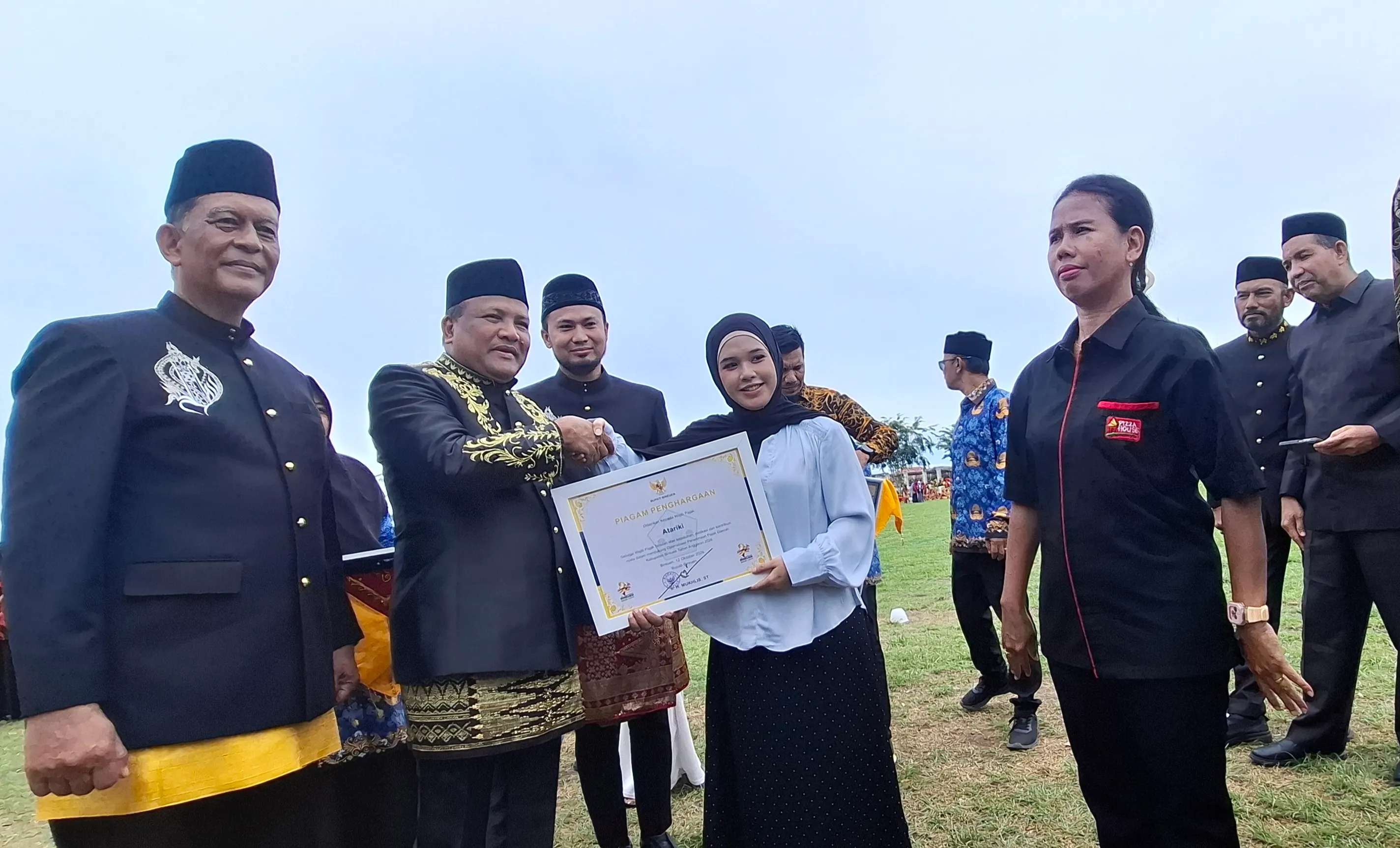 Usai Upacara HUT ke-27 Bireuen, Bupati Serahkan Penghargaan dan Ajak Bersatu Bangun Daerah