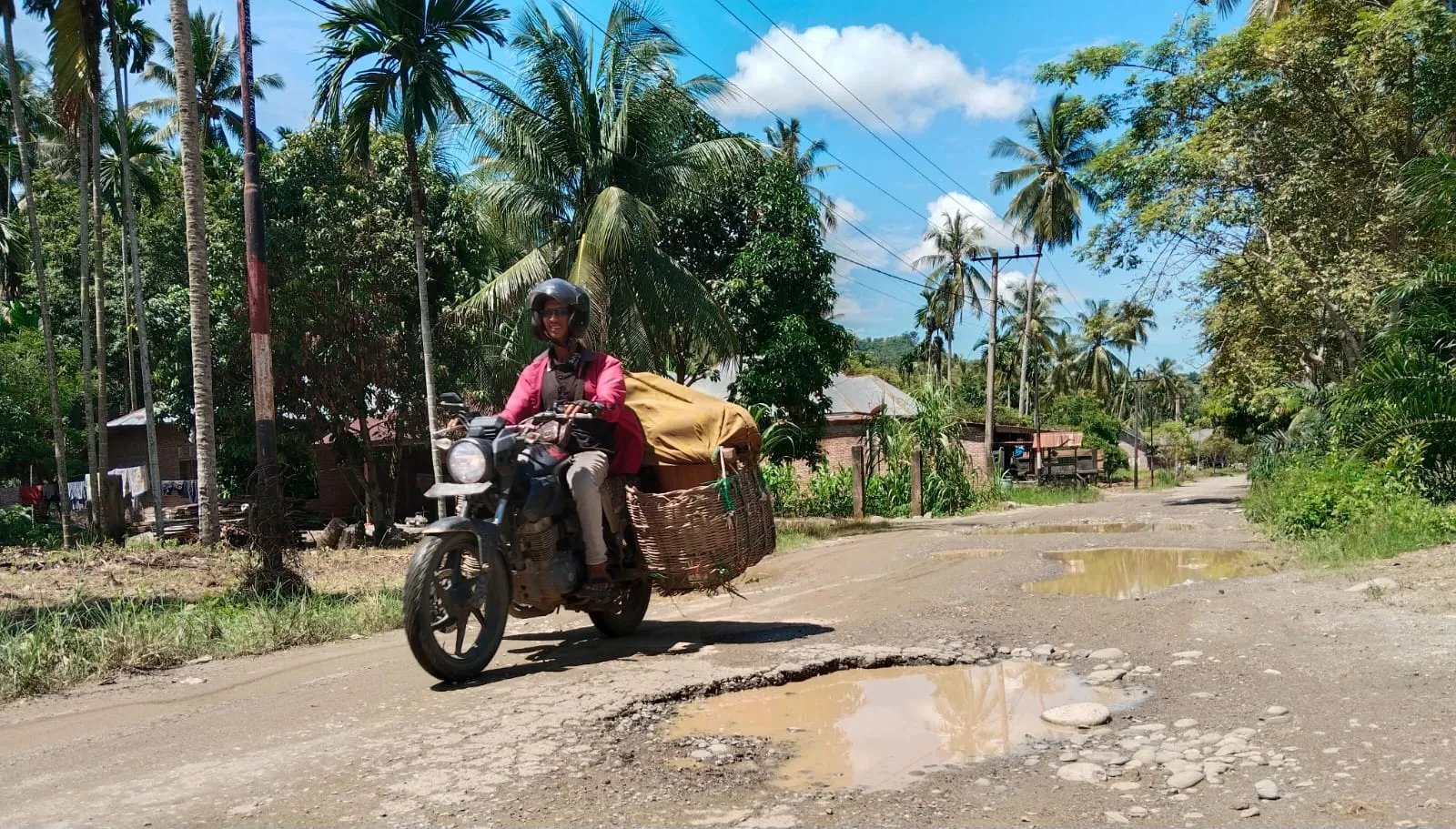 Jalan Penghubung Teupin Mane Rusak Parah, Warga dan Petani Desak Pemkab Perbaiki