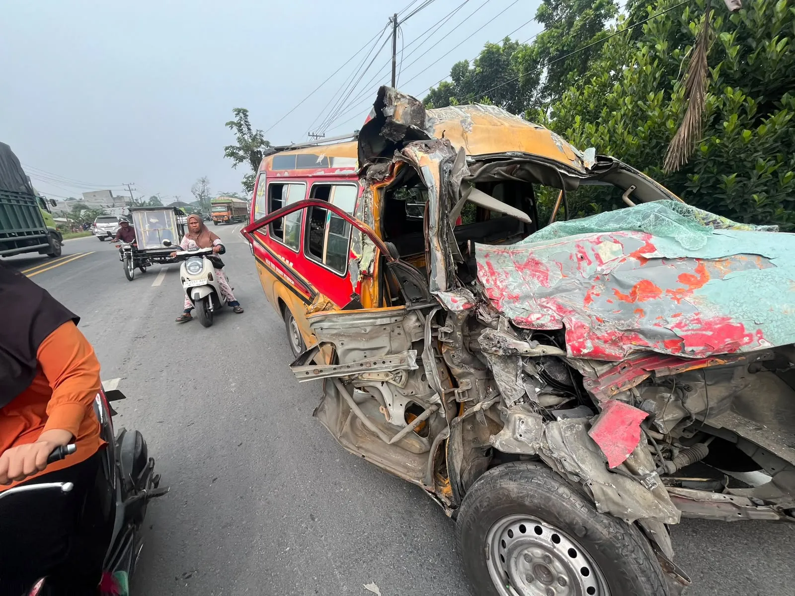 Tabrakan Beruntun di Jalinsum Pasiran, Sopir Angkot KPUM Tewas, 9 Luka