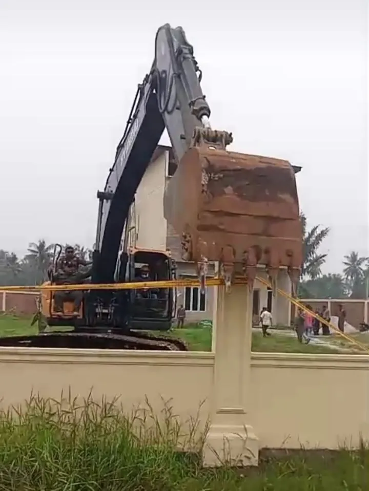 Tak Miliki PBG, Satpol PP Deliserdang Bongkar Pagar dan Sebagian Bangunan di Pantai Labu
