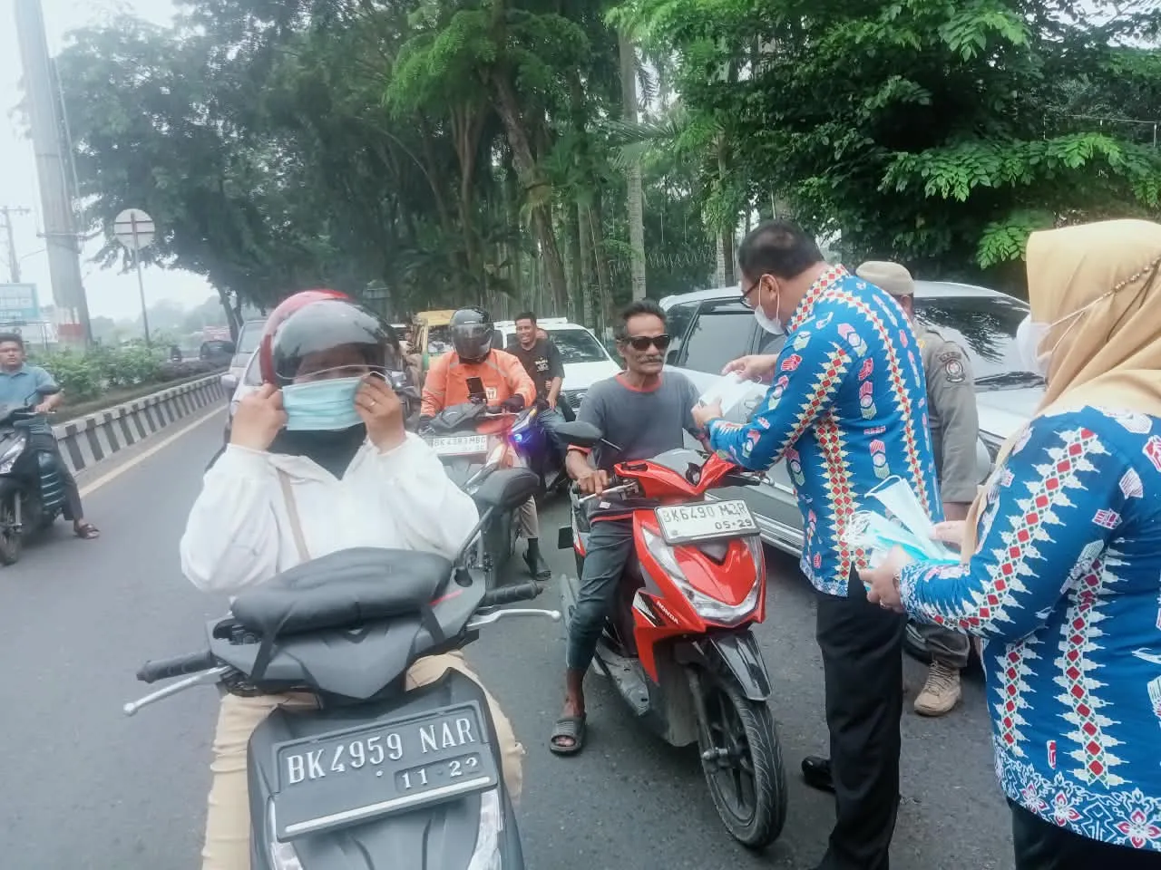 Antisipasi Paparan Asap, Bupati Asri Ludin Tambunan Bagikan Masker kepada Masyarakat