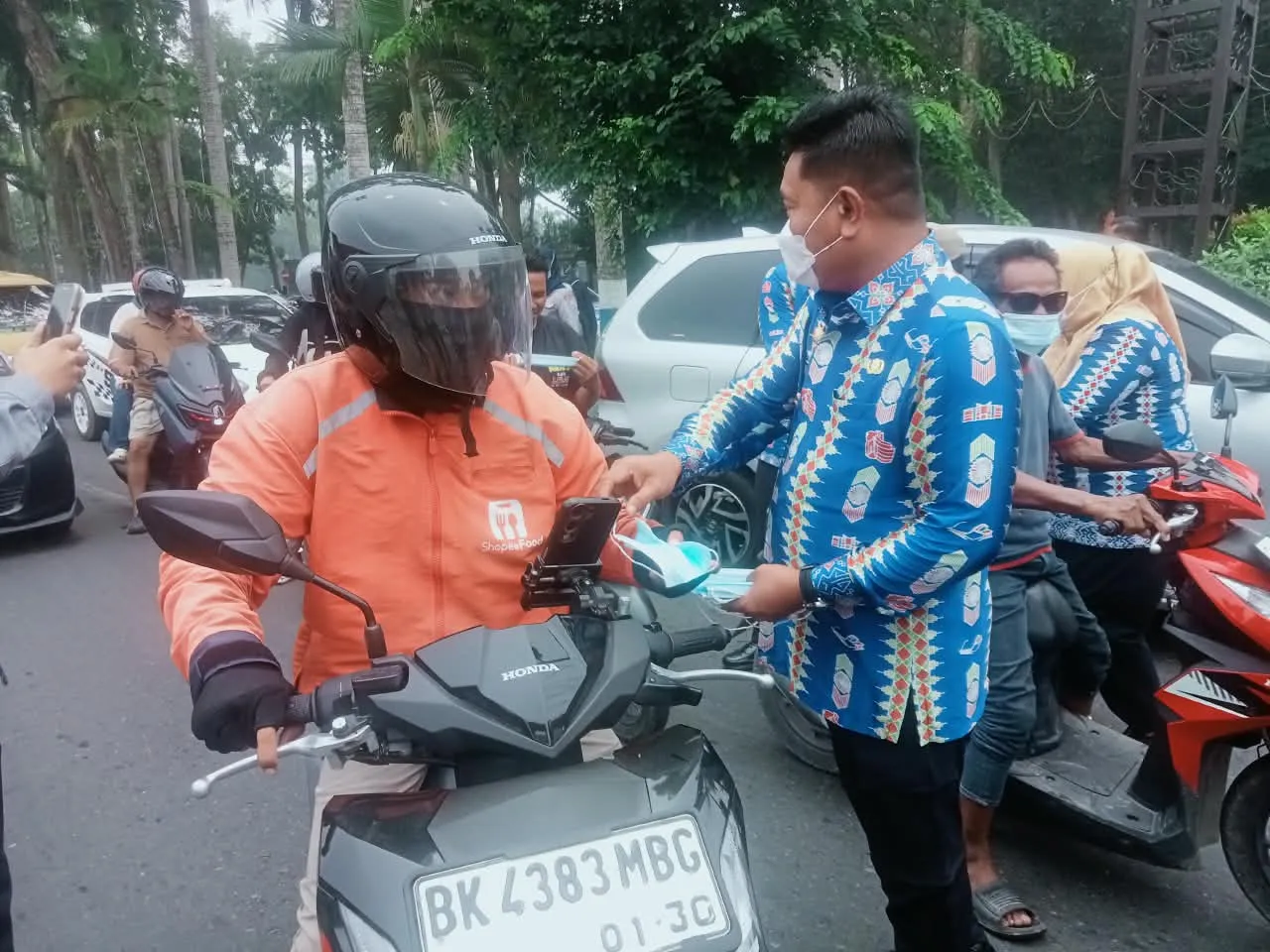 Antisipasi Paparan Asap, Bupati Asri Ludin Tambunan Bagikan Masker kepada Masyarakat