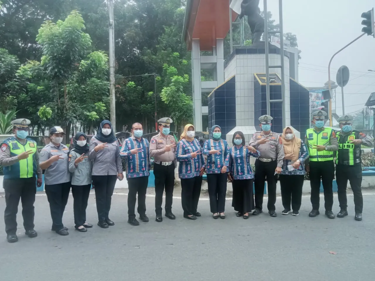 Antisipasi Paparan Asap, Bupati Asri Ludin Tambunan Bagikan Masker kepada Masyarakat