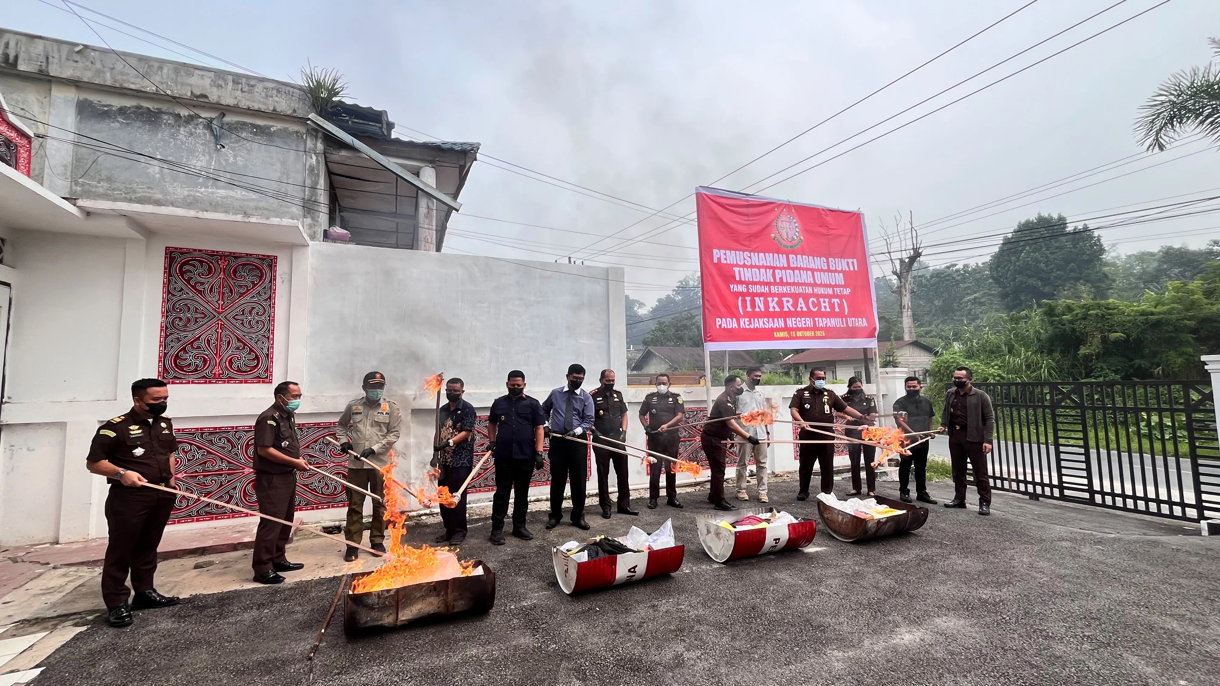 Kejari Taput Musnahkan Barang Bukti 37 Perkara, Sabu 15,41 Gram dan Ganja 418,57 Gram