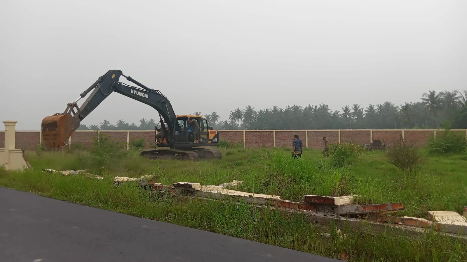Pagar dan Sebagian Bangunan Dirobohkan Satpol PP Deliserdang, Aling Siap Urus Perizinan