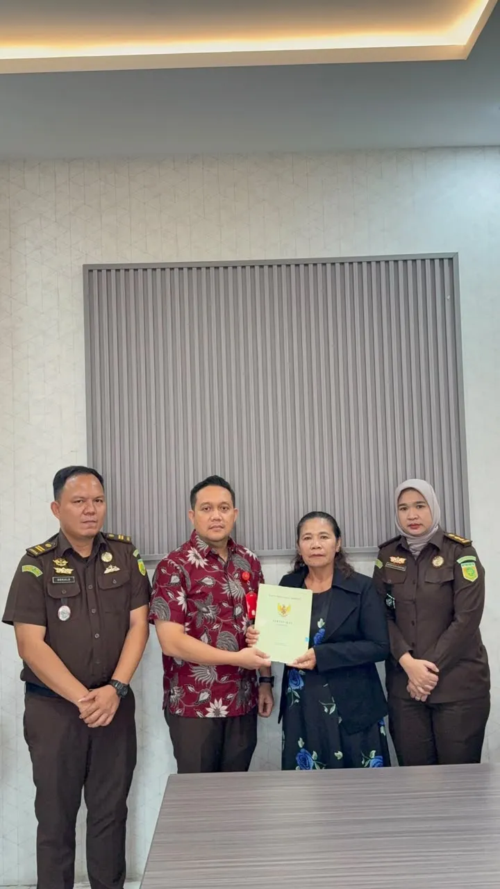 Kejari Asahan Kembalikan Sertifikat Tanah Kepada Herlina Hutauruk