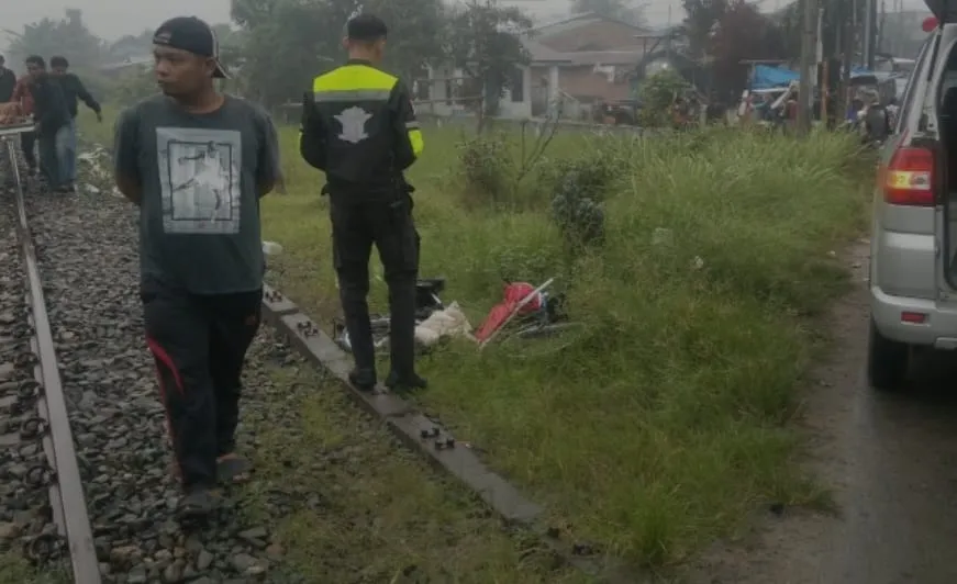 Kakek Penjual Rengginang Tewas Ditabrak Kereta Api di Beringin
