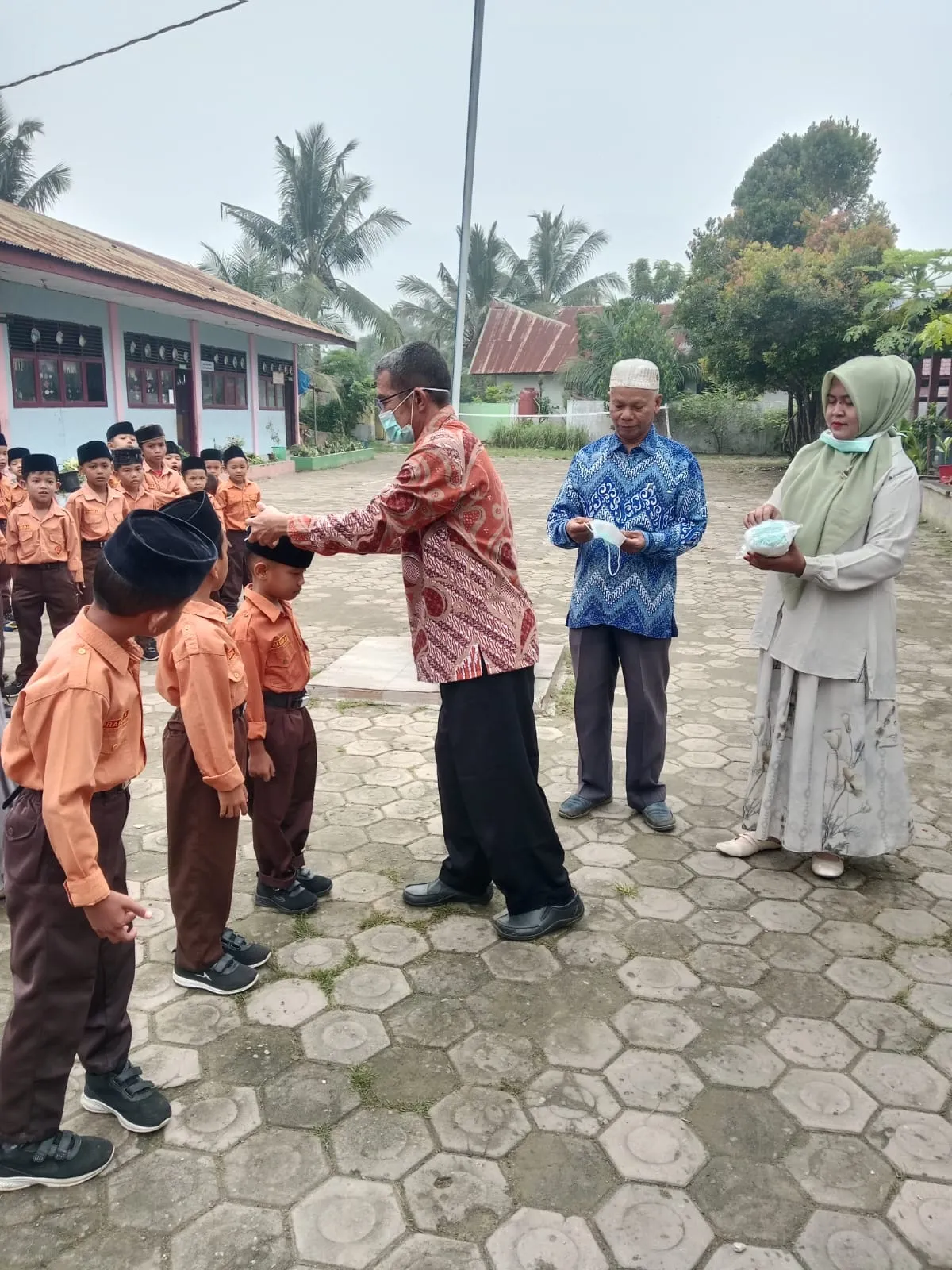 Peduli Kesehatan Siswa, MIN 11 Agara Bagi-bagi Masker