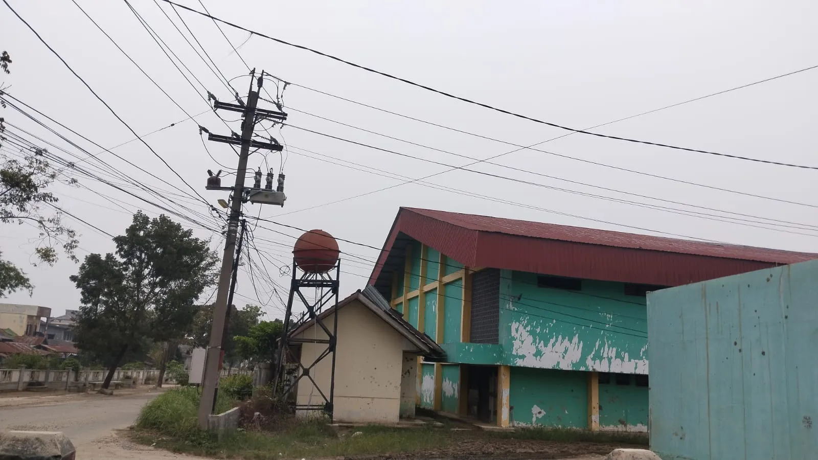 Langit Agara Diselimuti Kabut Asap