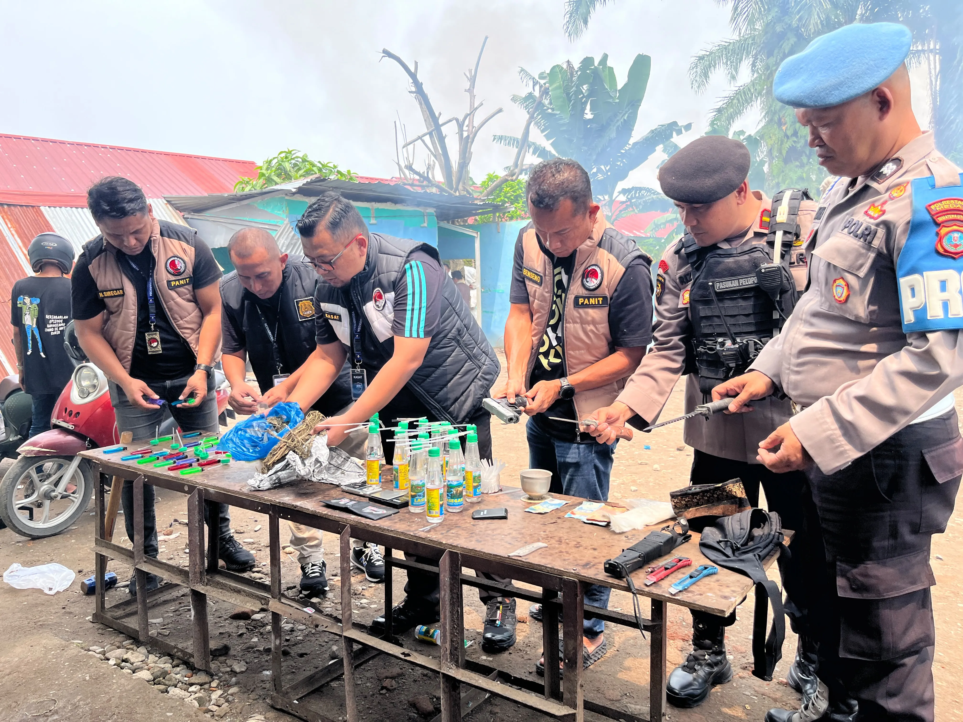 Sarang Narkoba Mencirim Digerebek, Bandar Diringkus, Pistol Hingga Sejumlah Sajam Disita