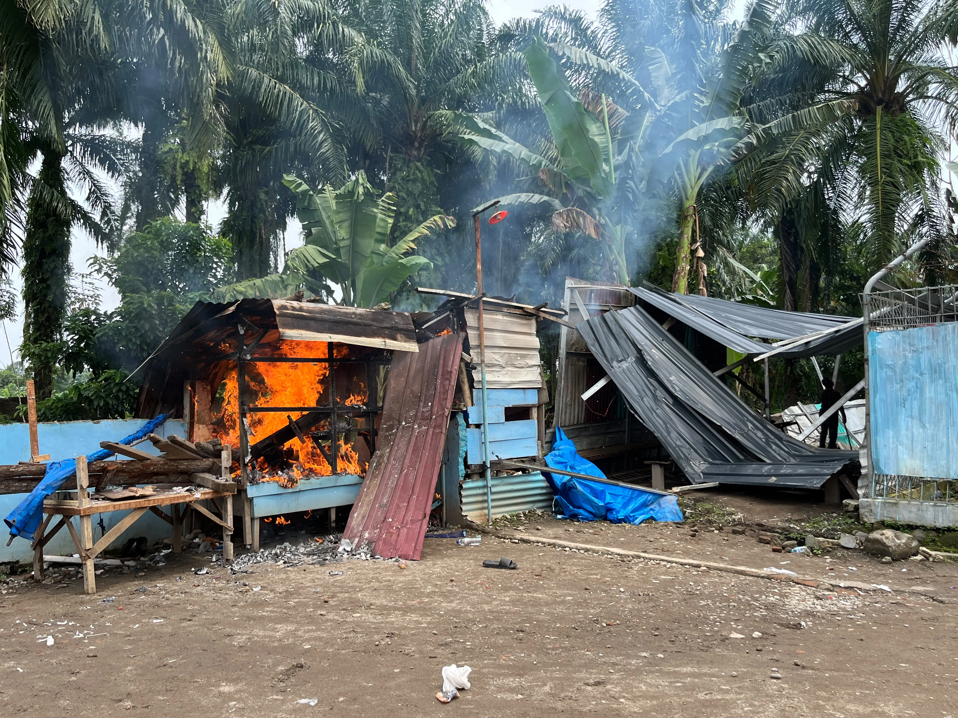 Sarang Narkoba Mencirim Digerebek, Bandar Diringkus, Pistol Hingga Sejumlah Sajam Disita