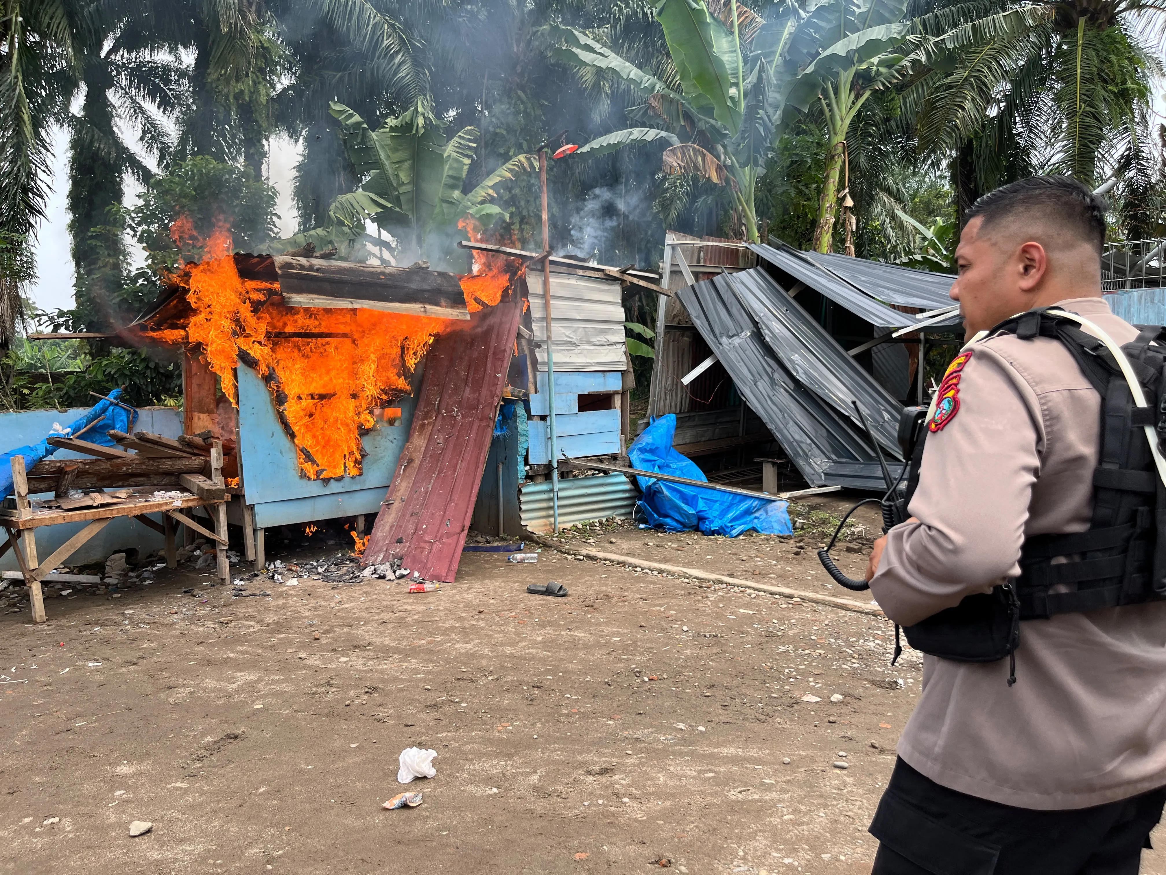 Sarang Narkoba Mencirim Digerebek, Bandar Diringkus, Pistol Hingga Sejumlah Sajam Disita