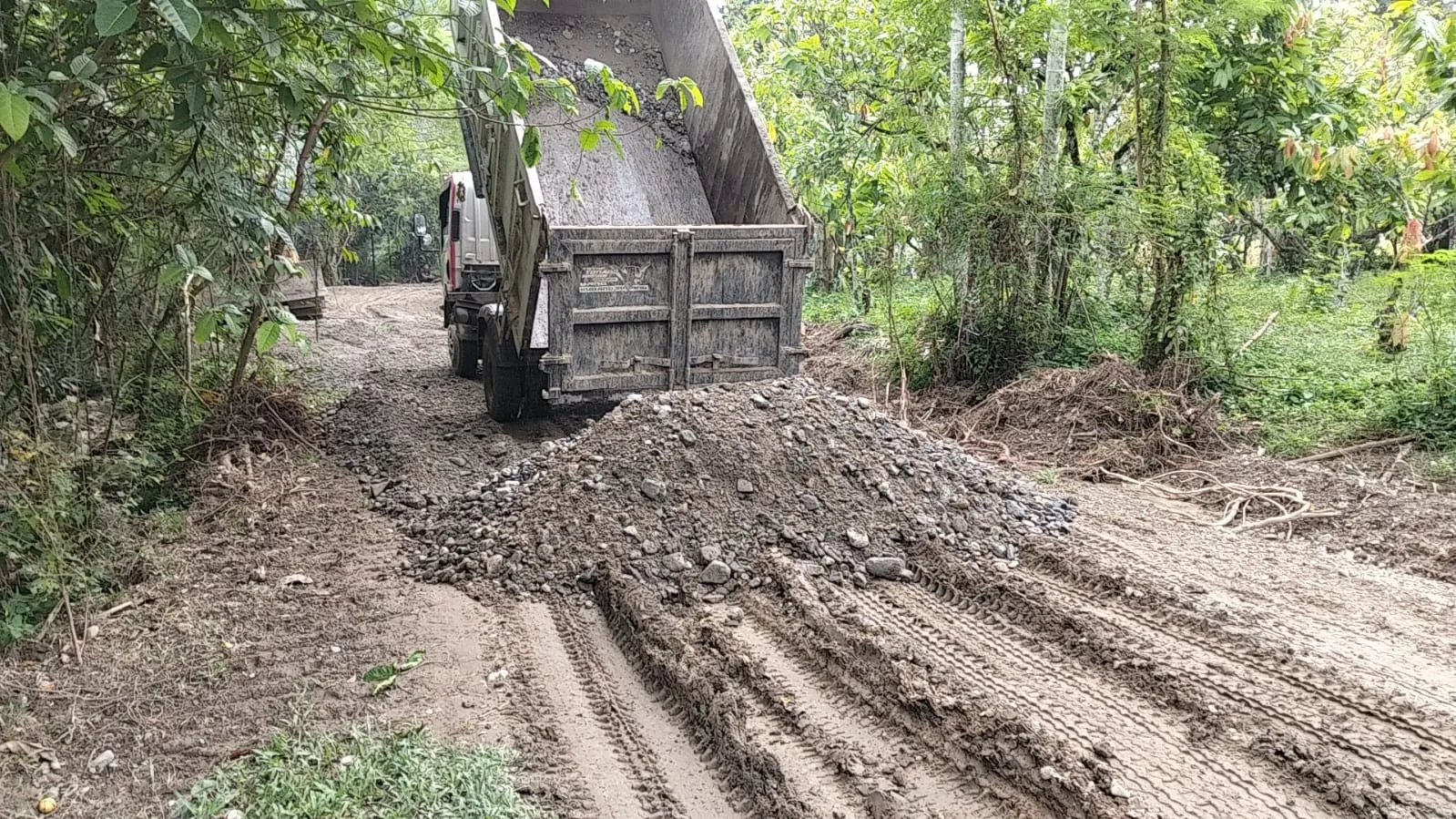 Satgas TMMD dan Warga Kebut Jalan Harapan di Lawe Kulok