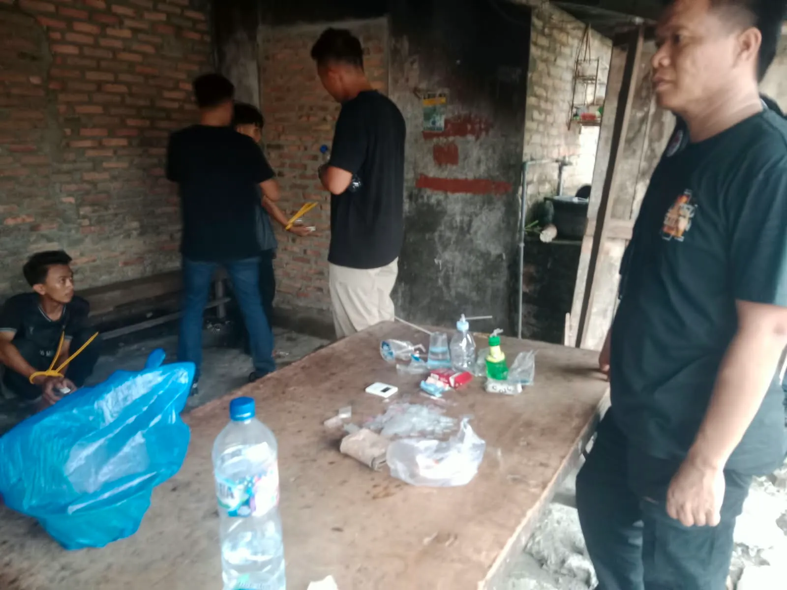 12 Pria Diamankan dalam Gerebek Sarang Narkoba di Kampung Pon Sergai