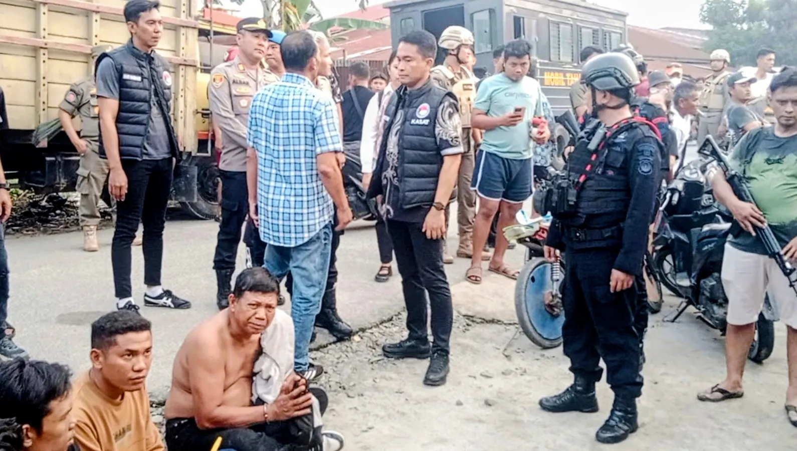 12 Pria Diamankan dalam Gerebek Sarang Narkoba di Kampung Pon Sergai