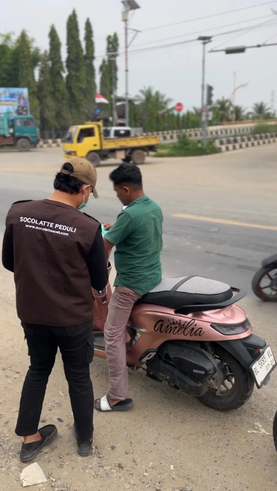 Socolatte Bagikan 500 Masker kepada Warga di Meureudu