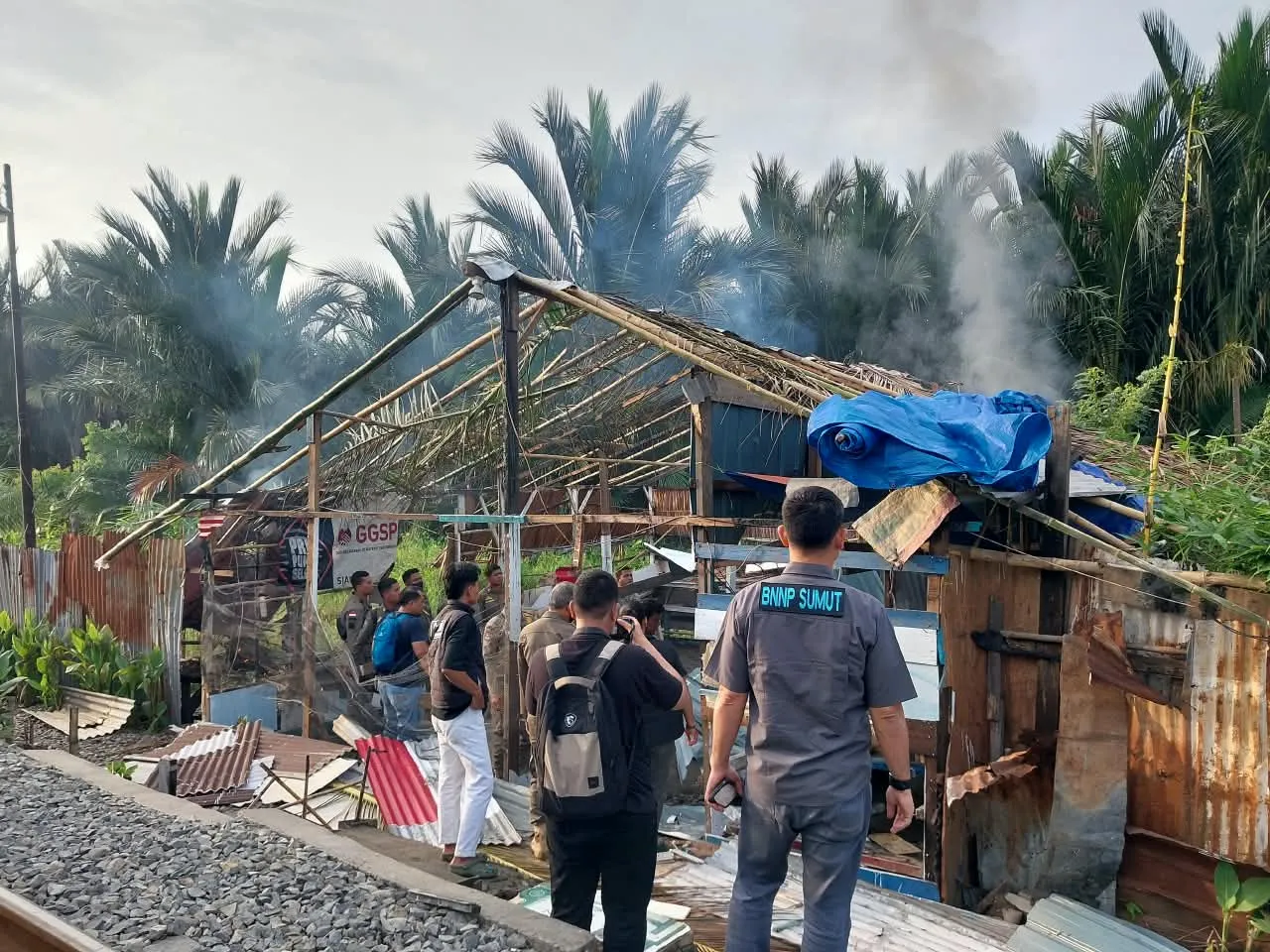OSN Di Sunggal, BNNP Sumut, Dit Narkoba, Brimob dan Satpol PP Hancurkan Barak Narkoba