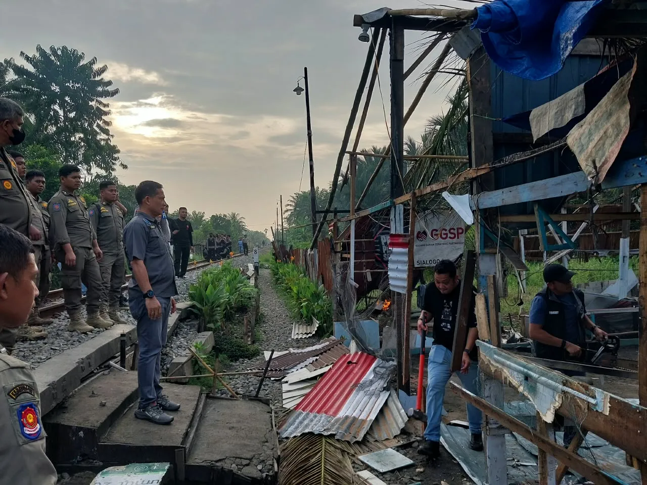 OSN Di Sunggal, BNNP Sumut, Dit Narkoba, Brimob dan Satpol PP Hancurkan Barak Narkoba