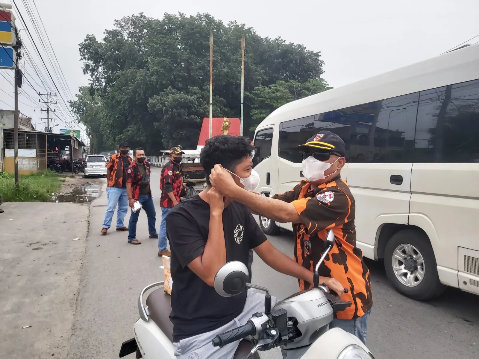 Kabut Asap, PAC PP Babalan Bagikan Masker Gratis kepada Pengguna Jalan