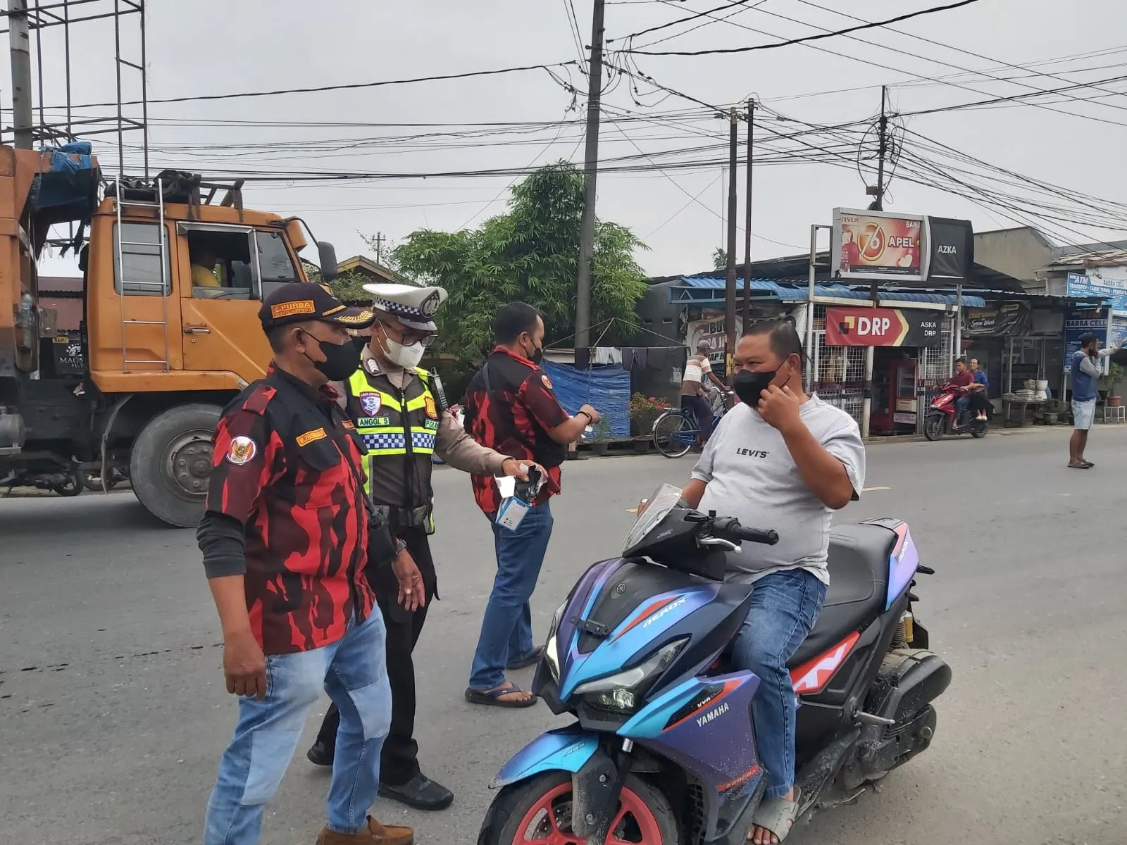 Kabut Asap, PAC PP Babalan Bagikan Masker Gratis kepada Pengguna Jalan