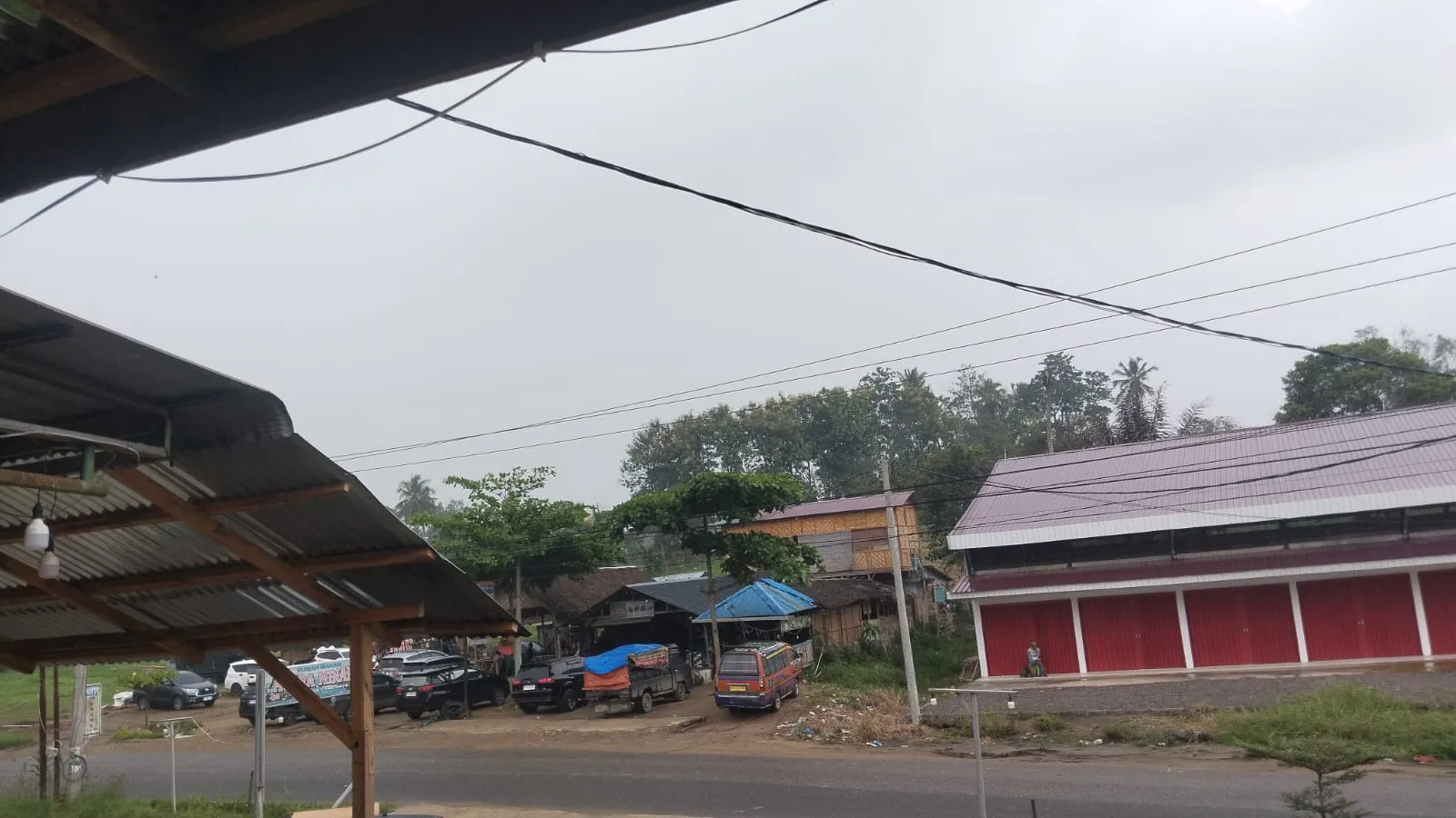 Hujan Disertai Petir di Tiga Binanga, Pengendara Diminta Waspada