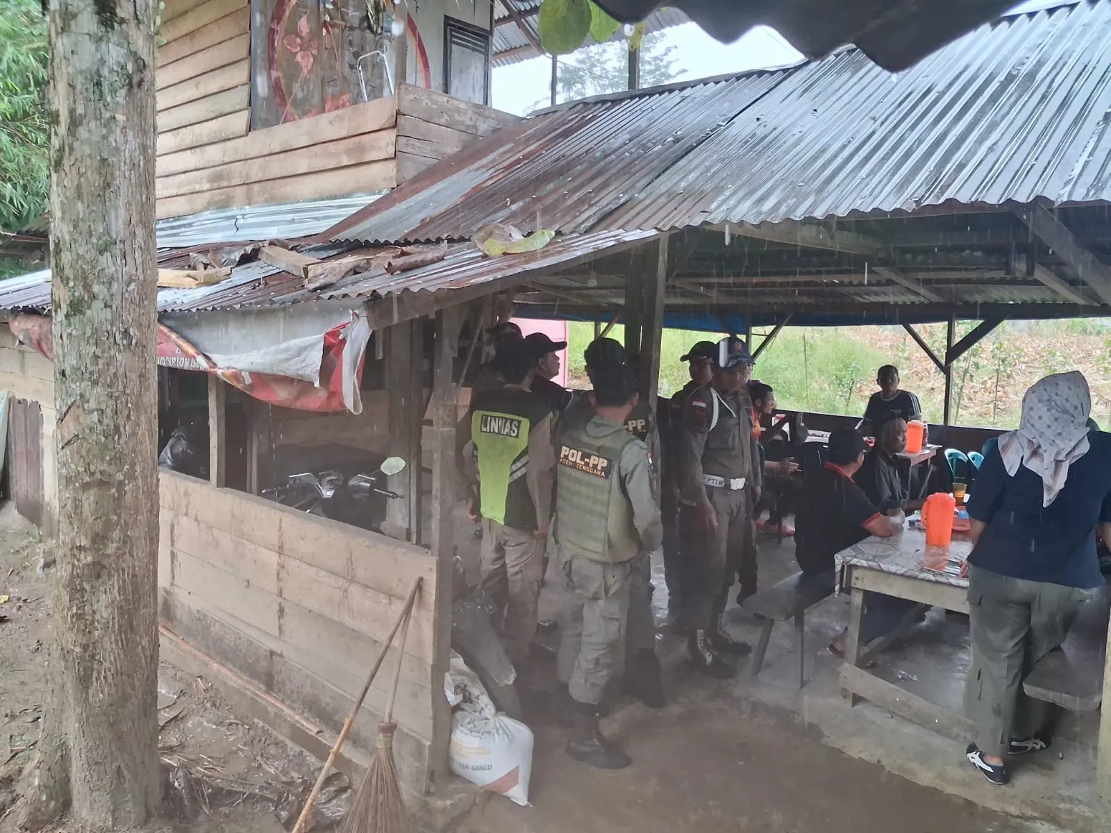 Satpol PP Agara Jaring Puluhan Orang di Lapo Tuak di Kawasan Kecamatan Pokhisen