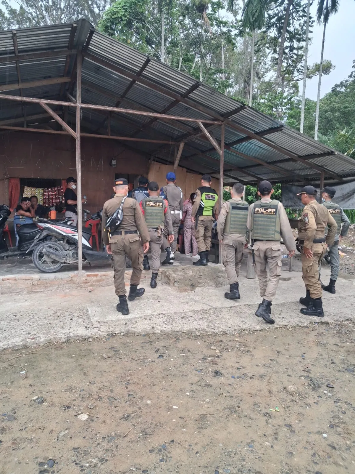 Satpol PP Agara Jaring Puluhan Orang di Lapo Tuak di Kawasan Kecamatan Pokhisen