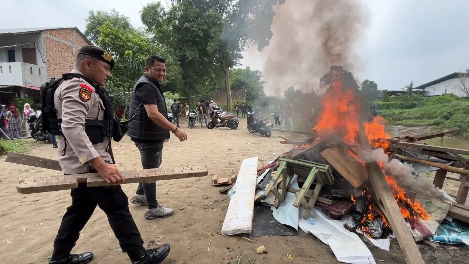 Sarang Narkoba Gang Pantai Digerebek, 4 Paket Sabu dan 7 Paket Ganja Disita